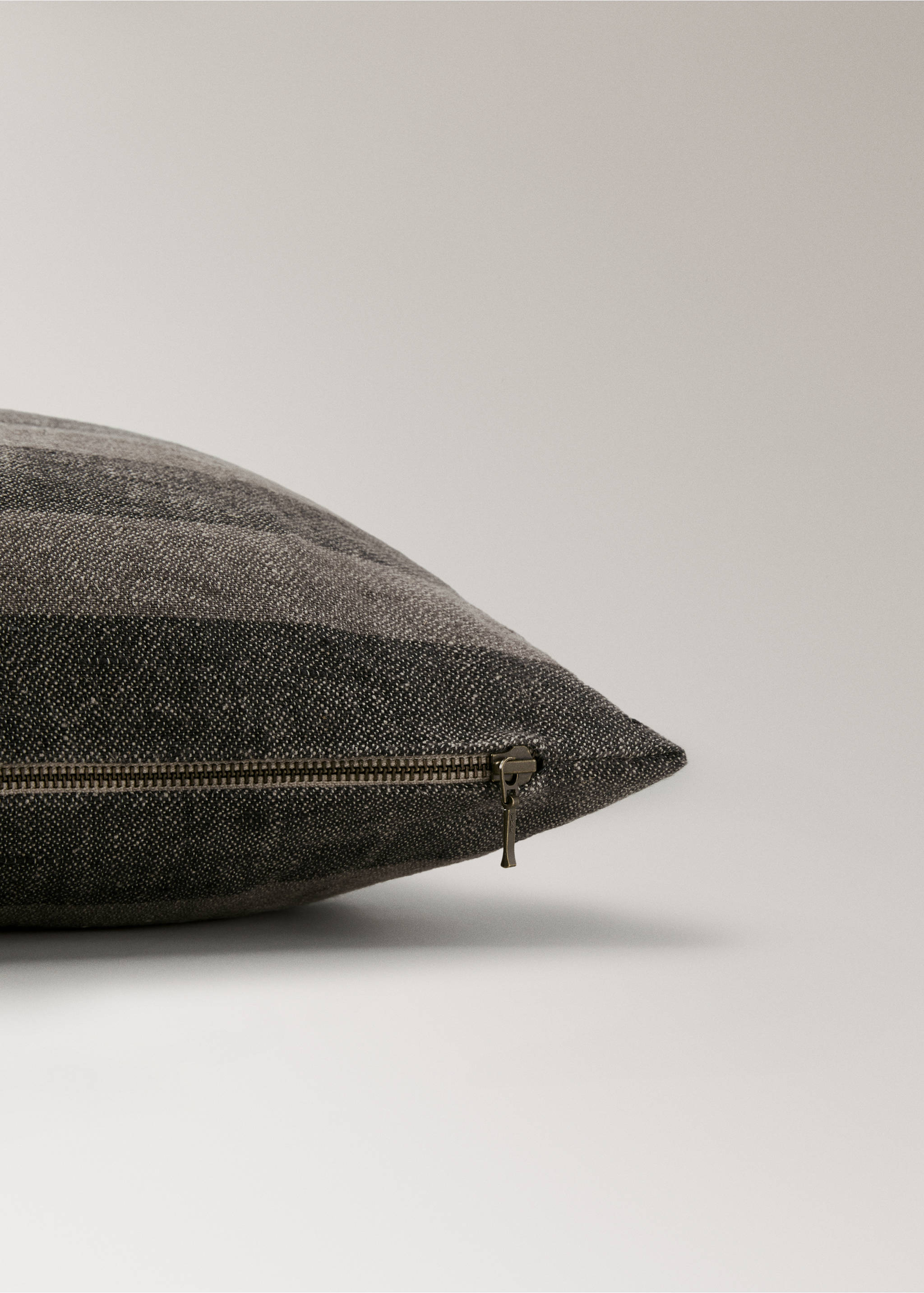 Striped linen cushion cover 40x60cm - Details of the article 2, Light/Pastel Brown. Ref: 27023316-00.