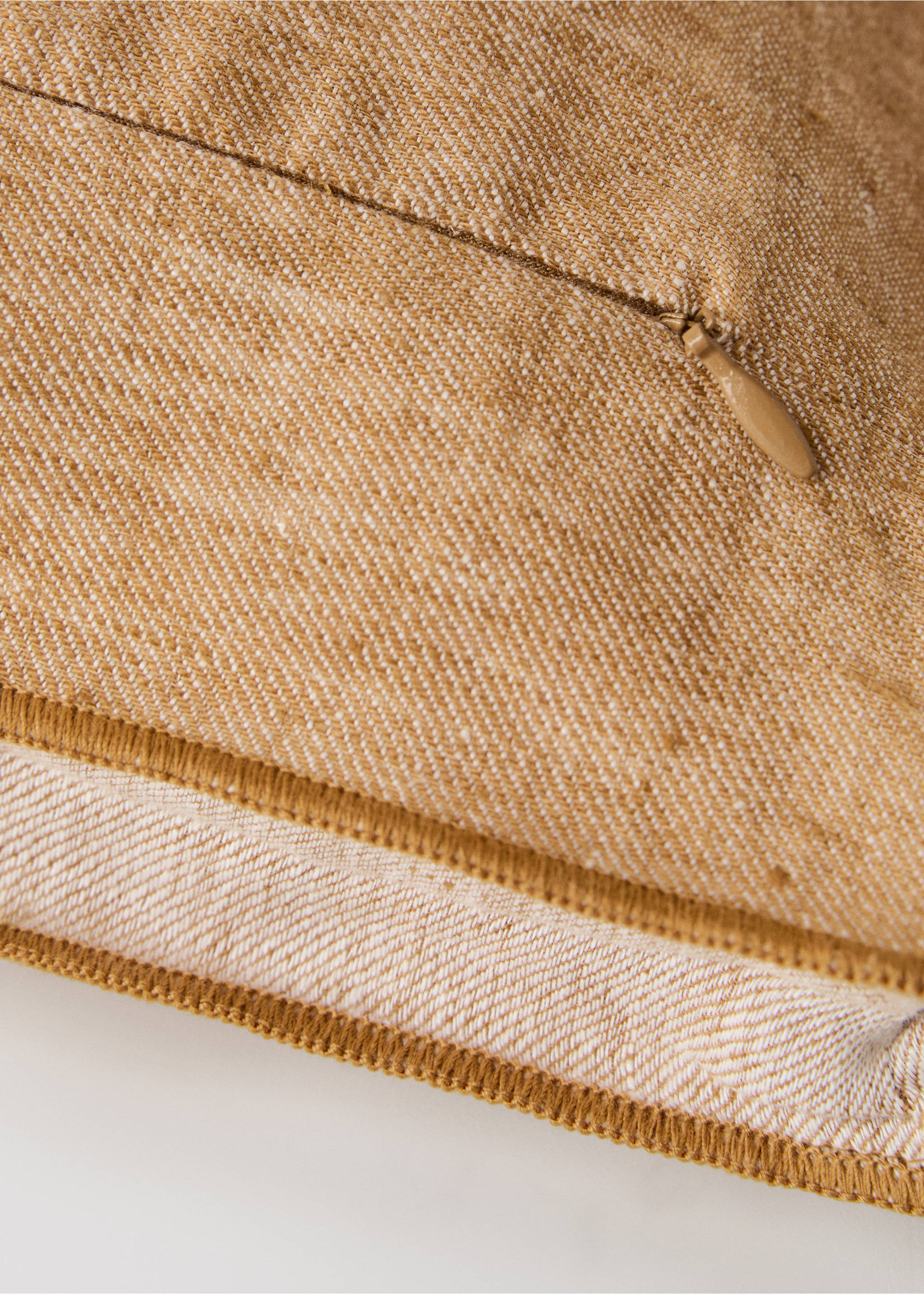 Linen cushion cover with overlock detail 40x60 cm - Details of the article 2, Yellow. Ref: 27023319-00.