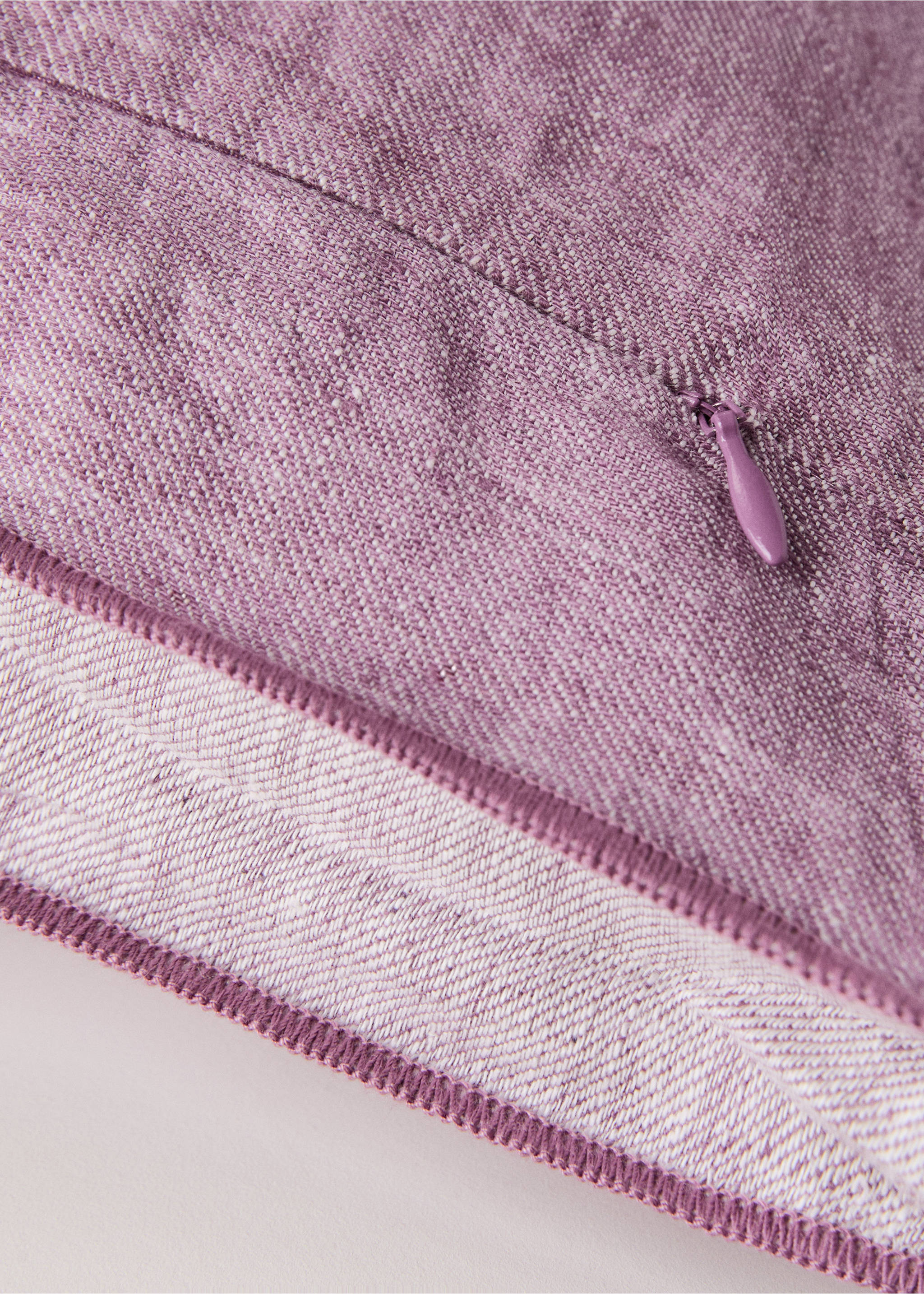 Linen cushion cover with overlock detail 40x60 cm - Details of the article 2, Purple. Ref: 27023319-00.