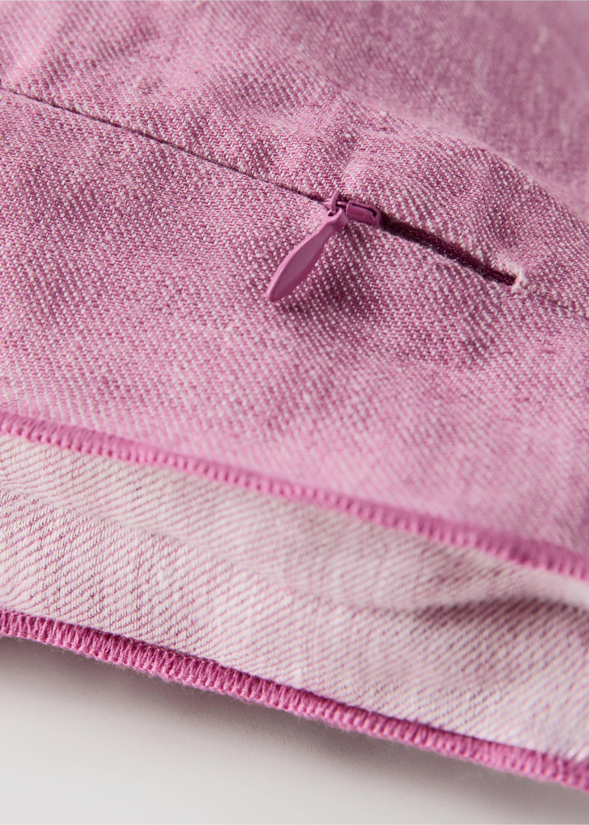 Linen cushion cover with overlock detail 40x60 cm - Details of the article 2, Pink. Ref: 27023319-00.