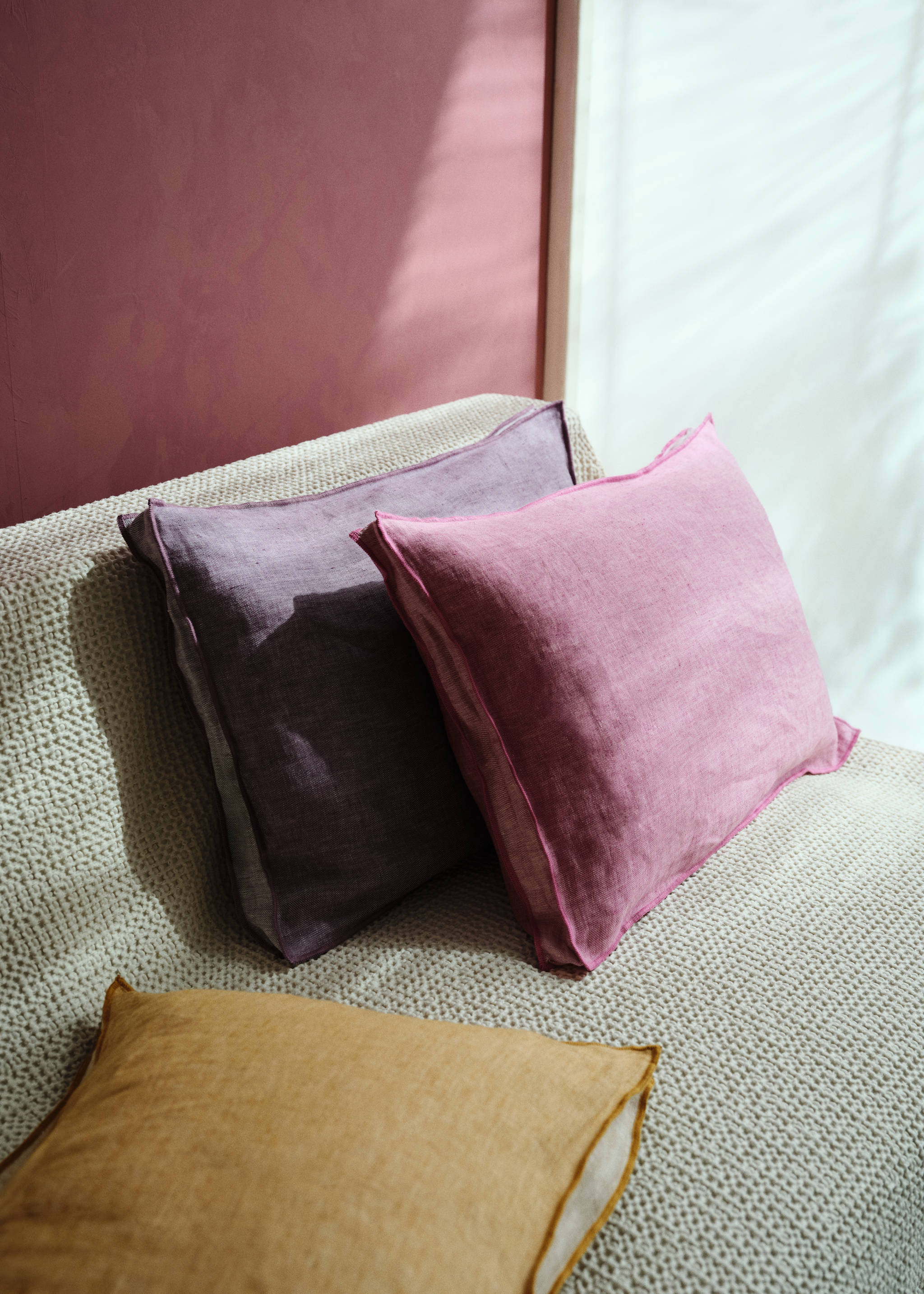 Linen cushion cover with overlock detail 40x60 cm - Details of the article 6, Pink. Ref: 27023319-00.