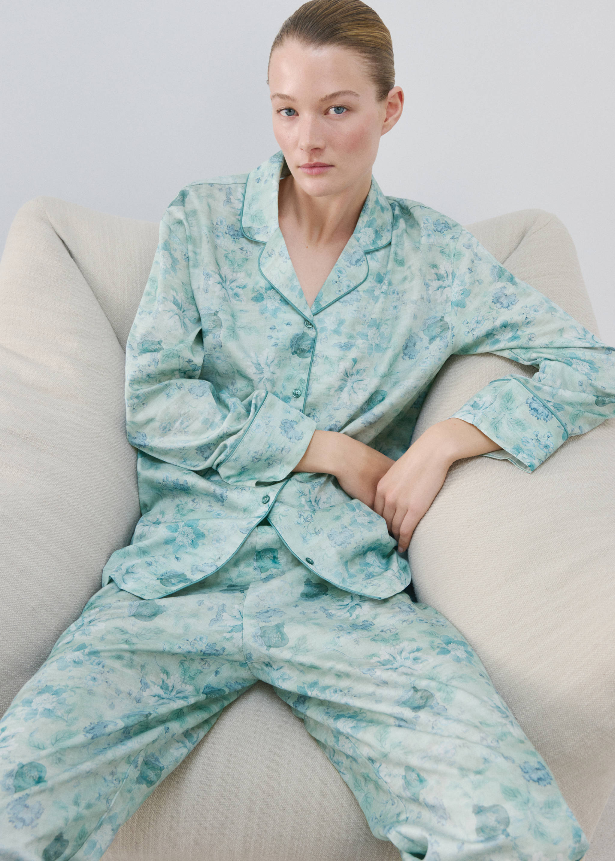 Printed trousers with piping - Details of the article 1