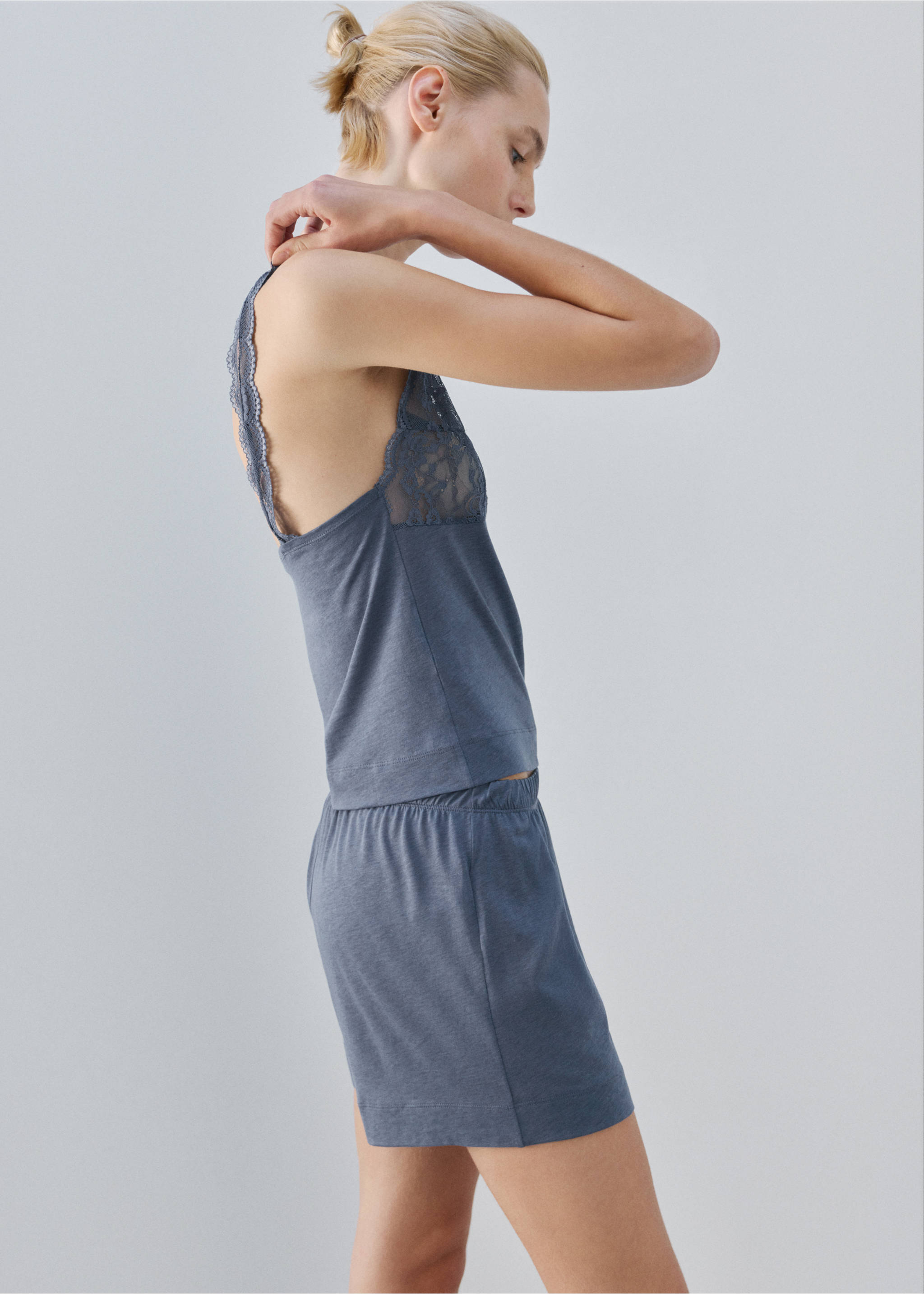 Basic lyocell short trousers - Details of the article 2, Blue. Ref: 27023334-00.