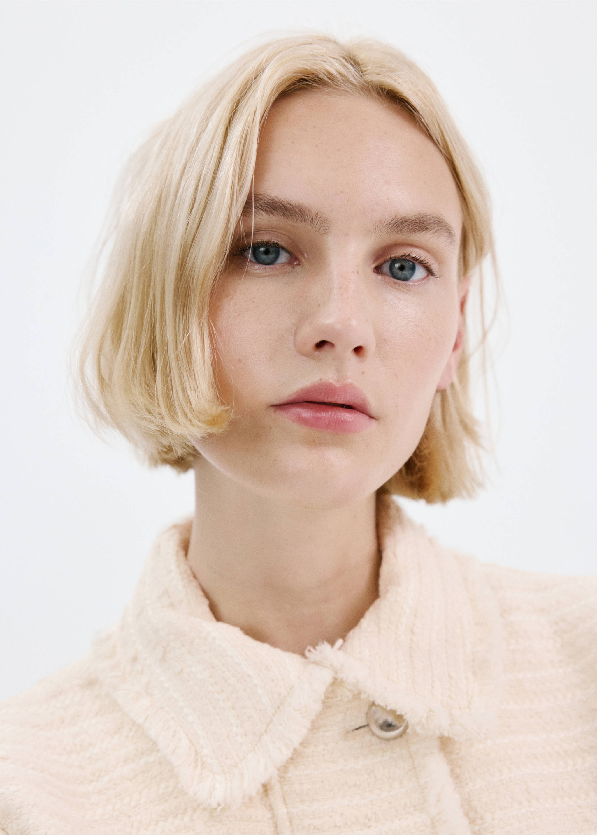 Tweed jacket with notched lapel collar - Details of the article 1, Ecru. Ref: 27023337-00.