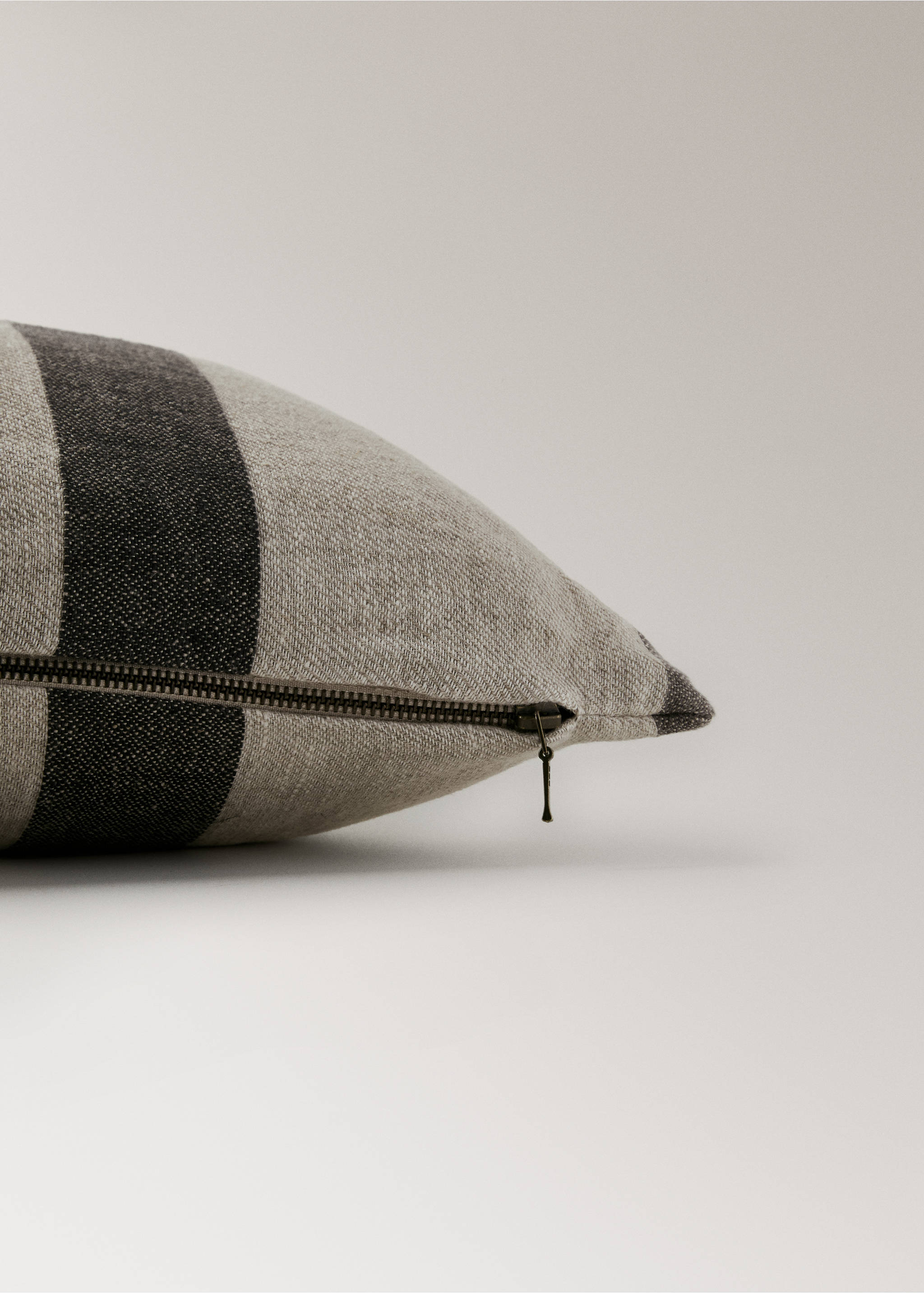 Linen striped cushion cover 40x90 cm - Details of the article 2, Light/Pastel Brown. Ref: 27023339-00.