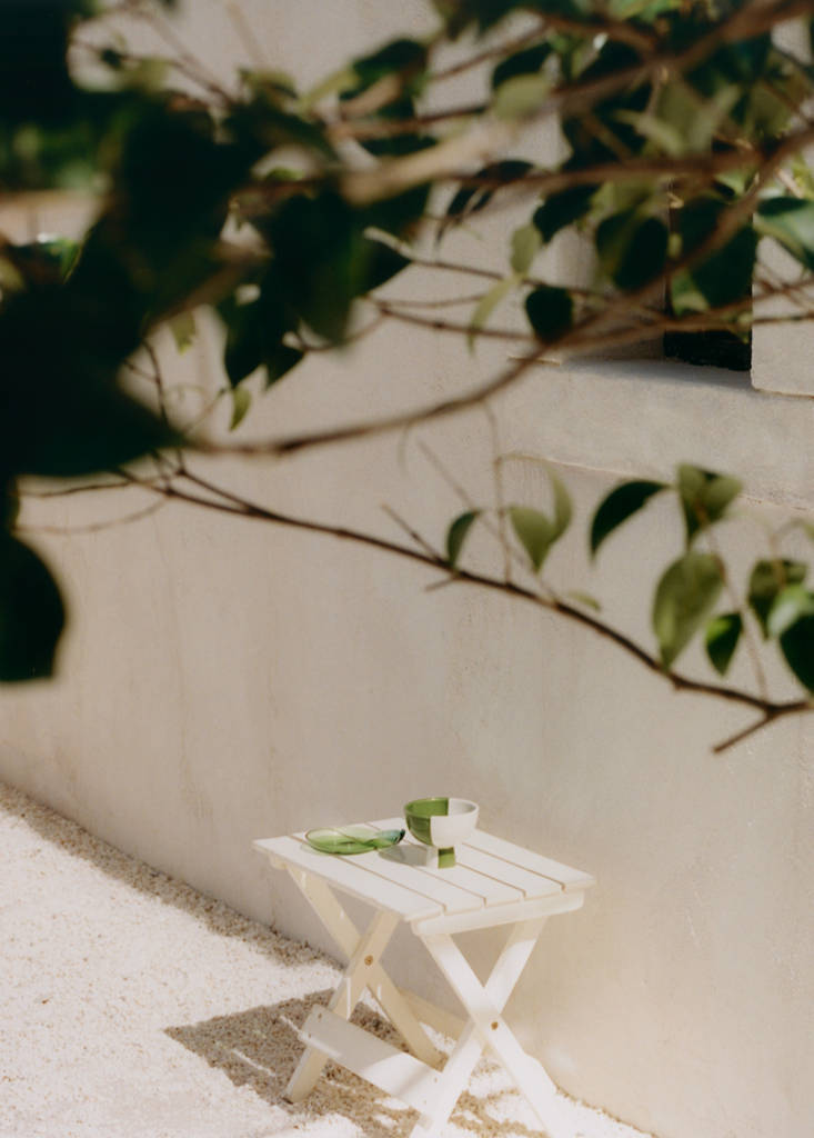 Small two-tone ceramic pedestal bowl — Green