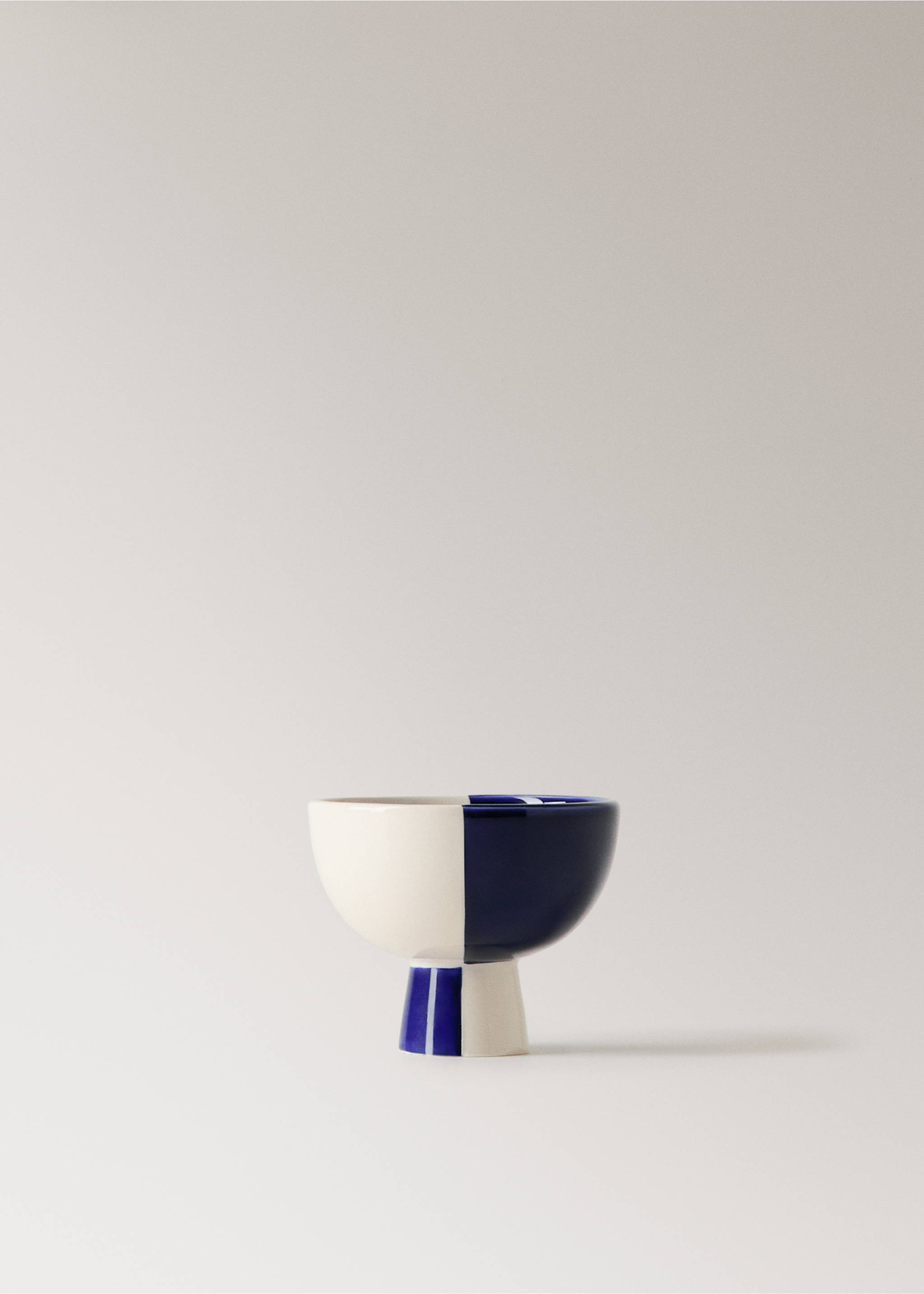 Small two-tone ceramic pedestal bowl - Article without model, Blue. Ref: 27023346-00.