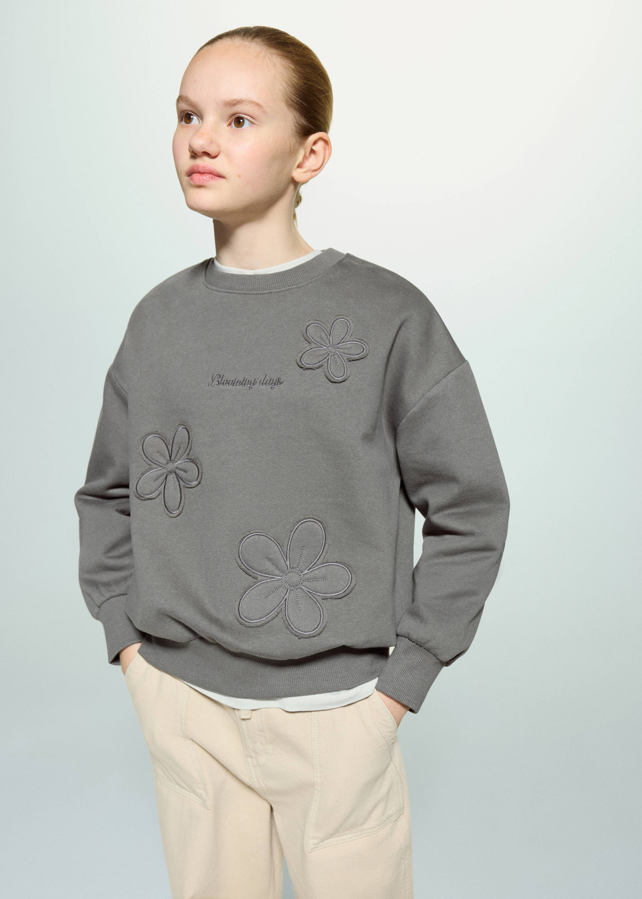 Cotton sweatshirt with embroidered flowers - Medium plane