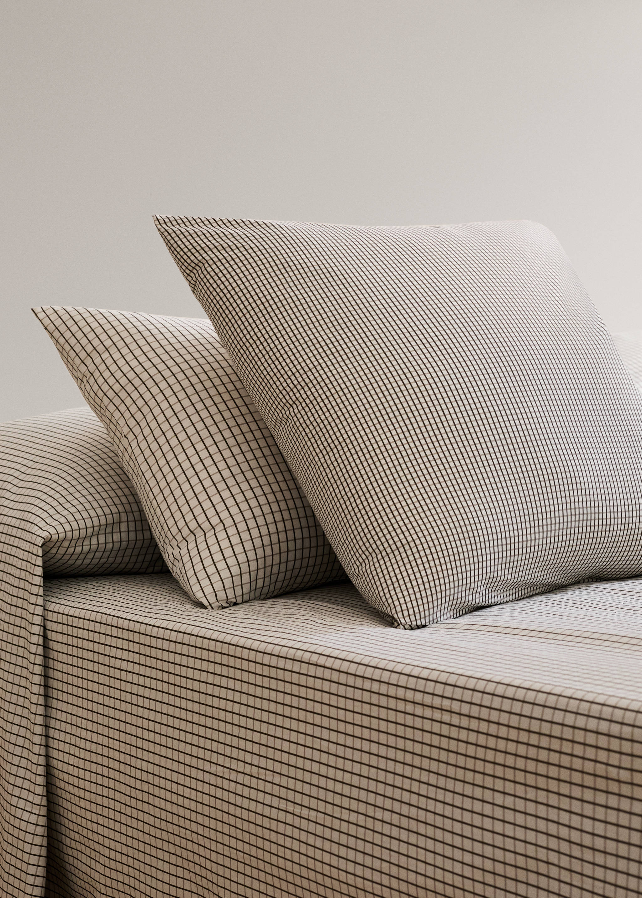 Two percale cotton reversible mini-check pillowcases 50x75 cm - General plane