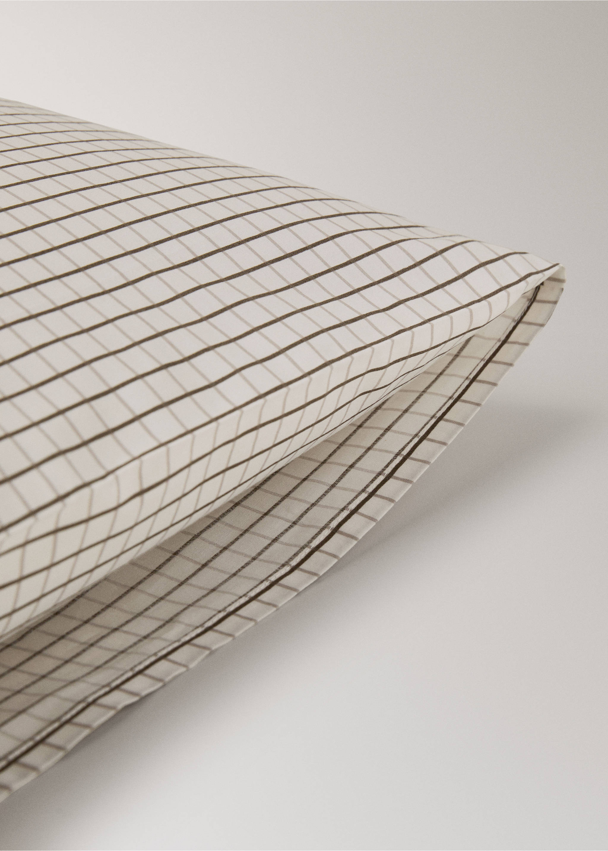 Two percale cotton reversible mini-check pillowcases 50x75 cm - Details of the article 2, Coffee. Ref: 27023724-00.