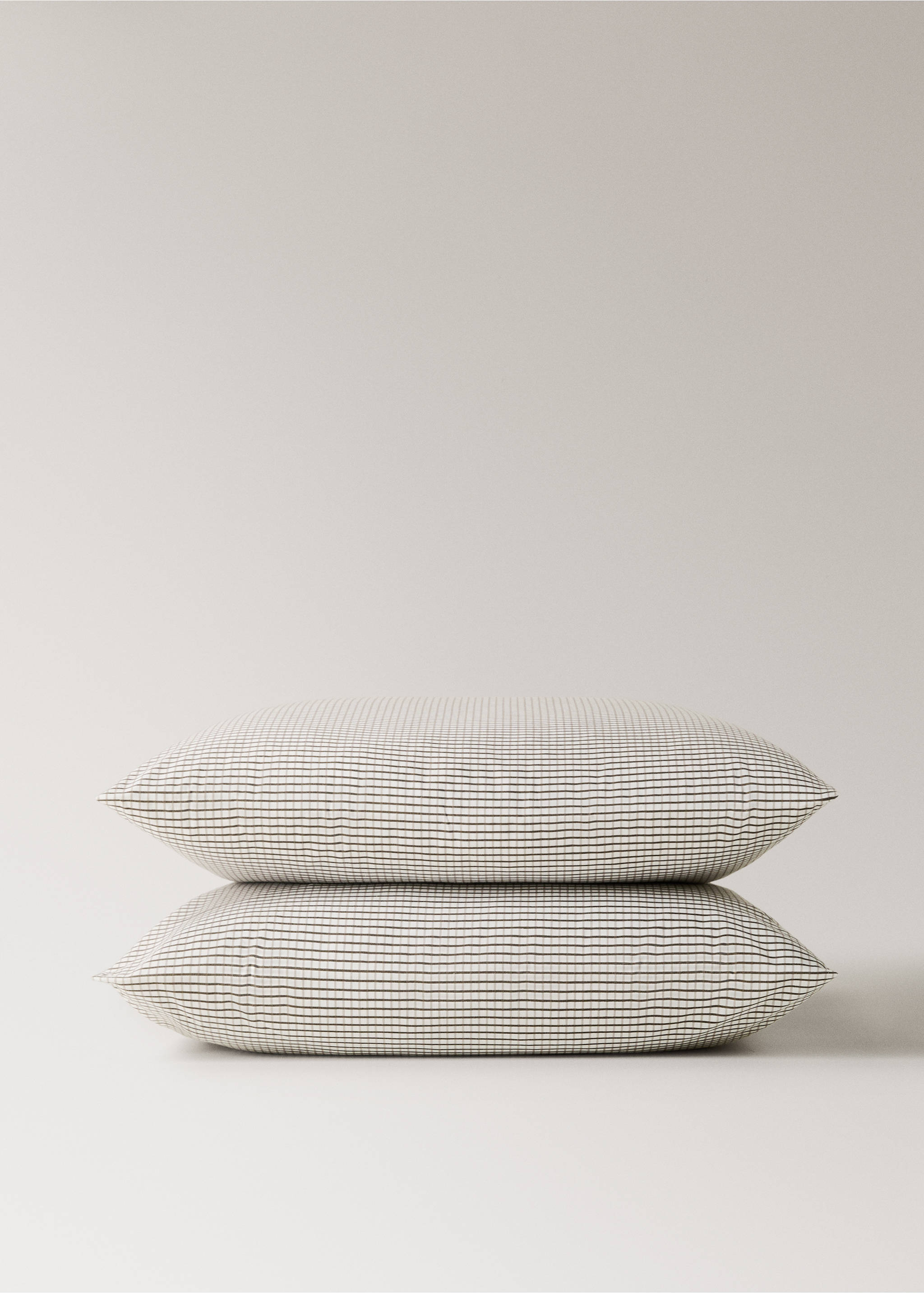 Two percale cotton reversible mini-check pillowcases 60x60 cm - Details of the article 1, Coffee. Ref: 27023725-00.