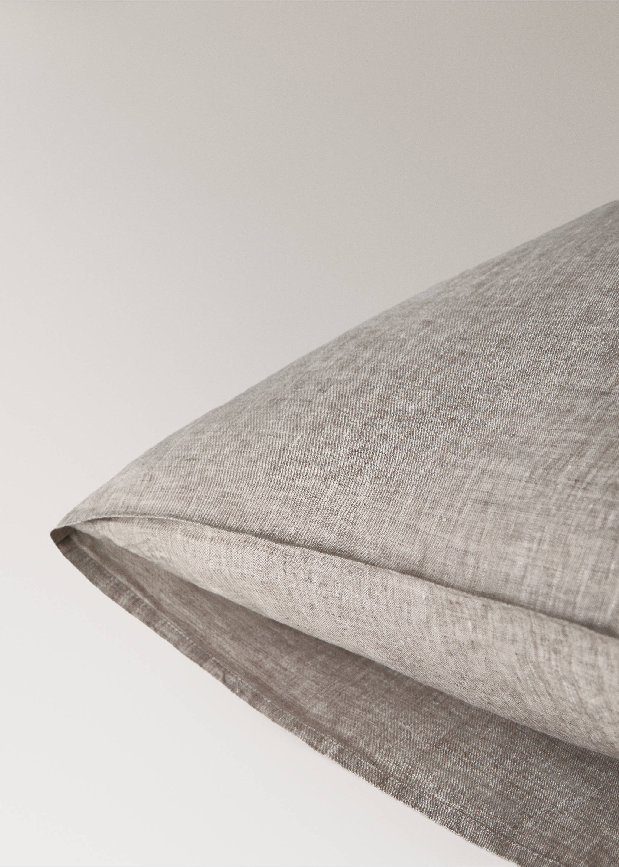 Yarn-dyed linen pillowcase 60 x 60 cm - Details of the article 2, Tobacco Brown. Ref: 27023738-00.