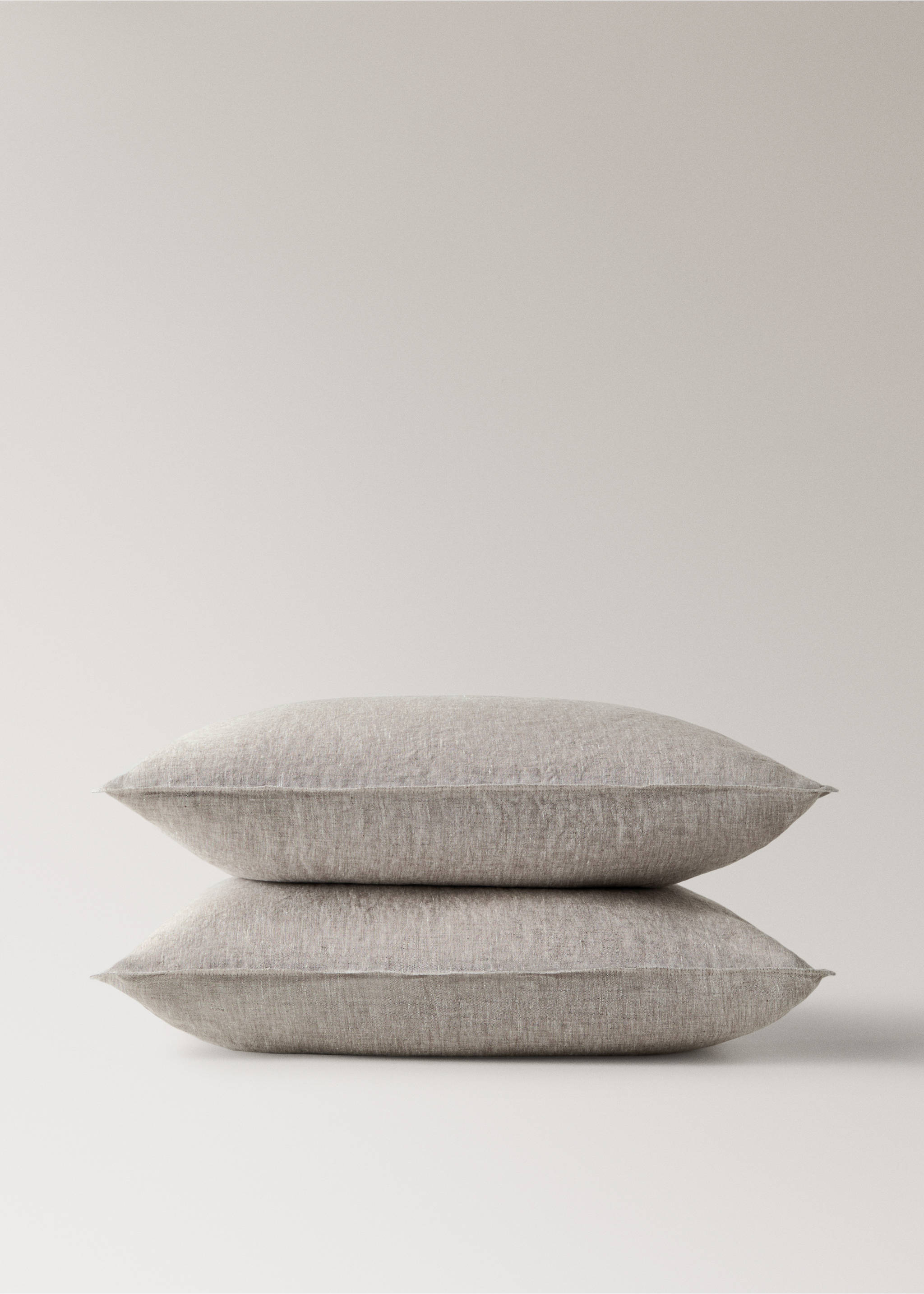 Yarn-dyed linen pillowcase 60 x 60 cm - Details of the article 3, Tobacco Brown. Ref: 27023738-00.