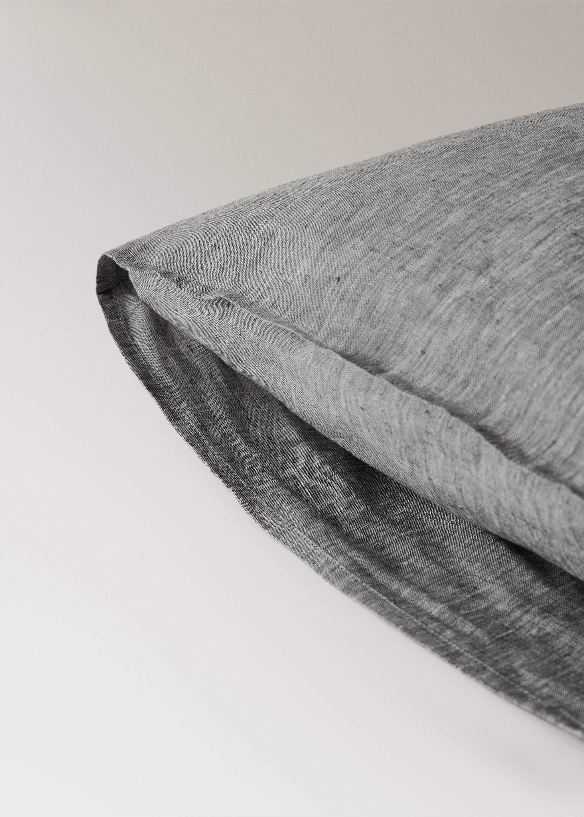 Linen yarn-dyed pillow cover 60x60 cm - Details of the article 1, Dark Heather Grey. Ref: 27023738-00.