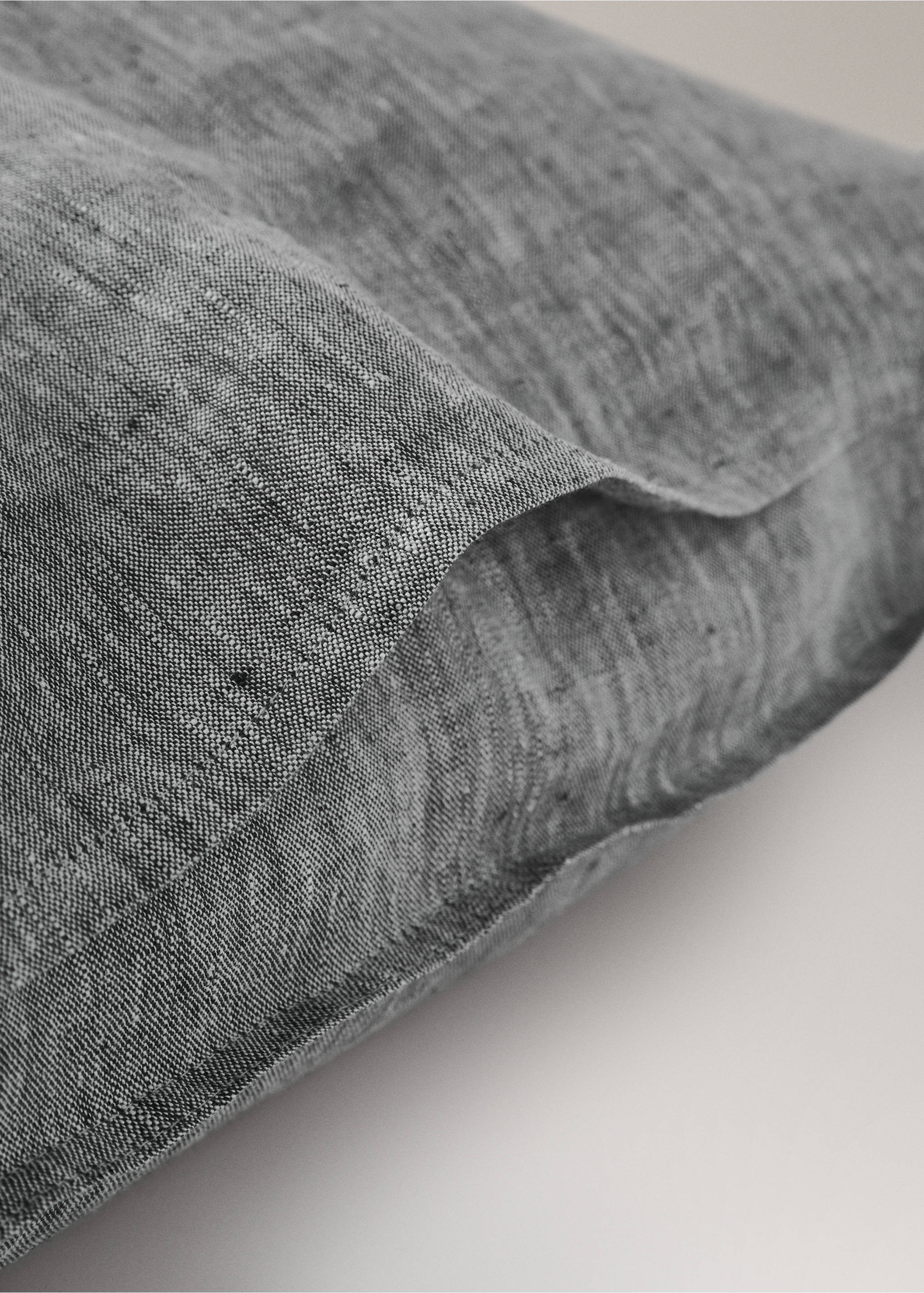 Linen yarn-dyed pillow cover 60x60 cm - Details of the article 2, Dark Heather Grey. Ref: 27023738-00.