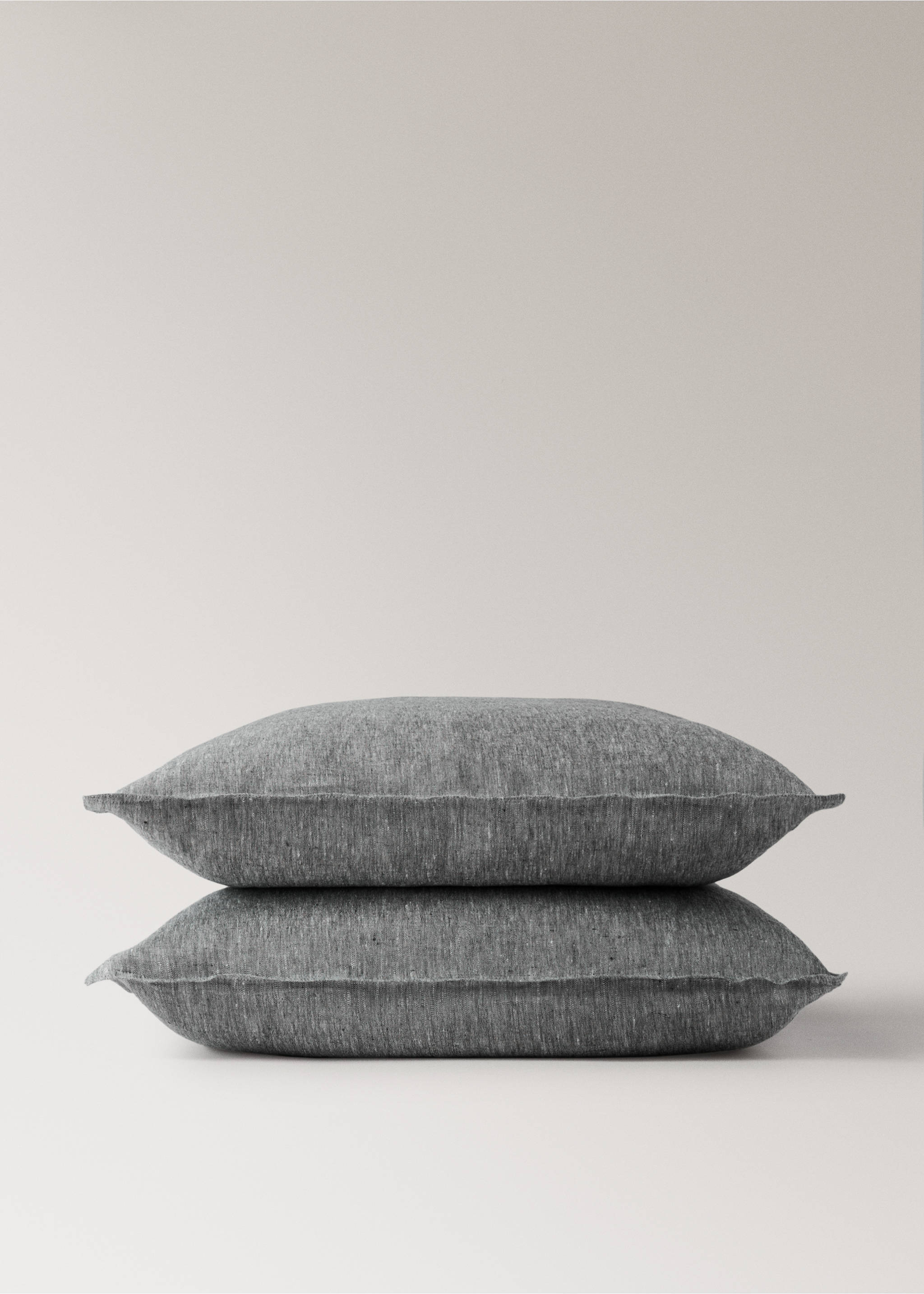 Linen yarn-dyed pillow cover 60x60 cm - Details of the article 3, Dark Heather Grey. Ref: 27023738-00.