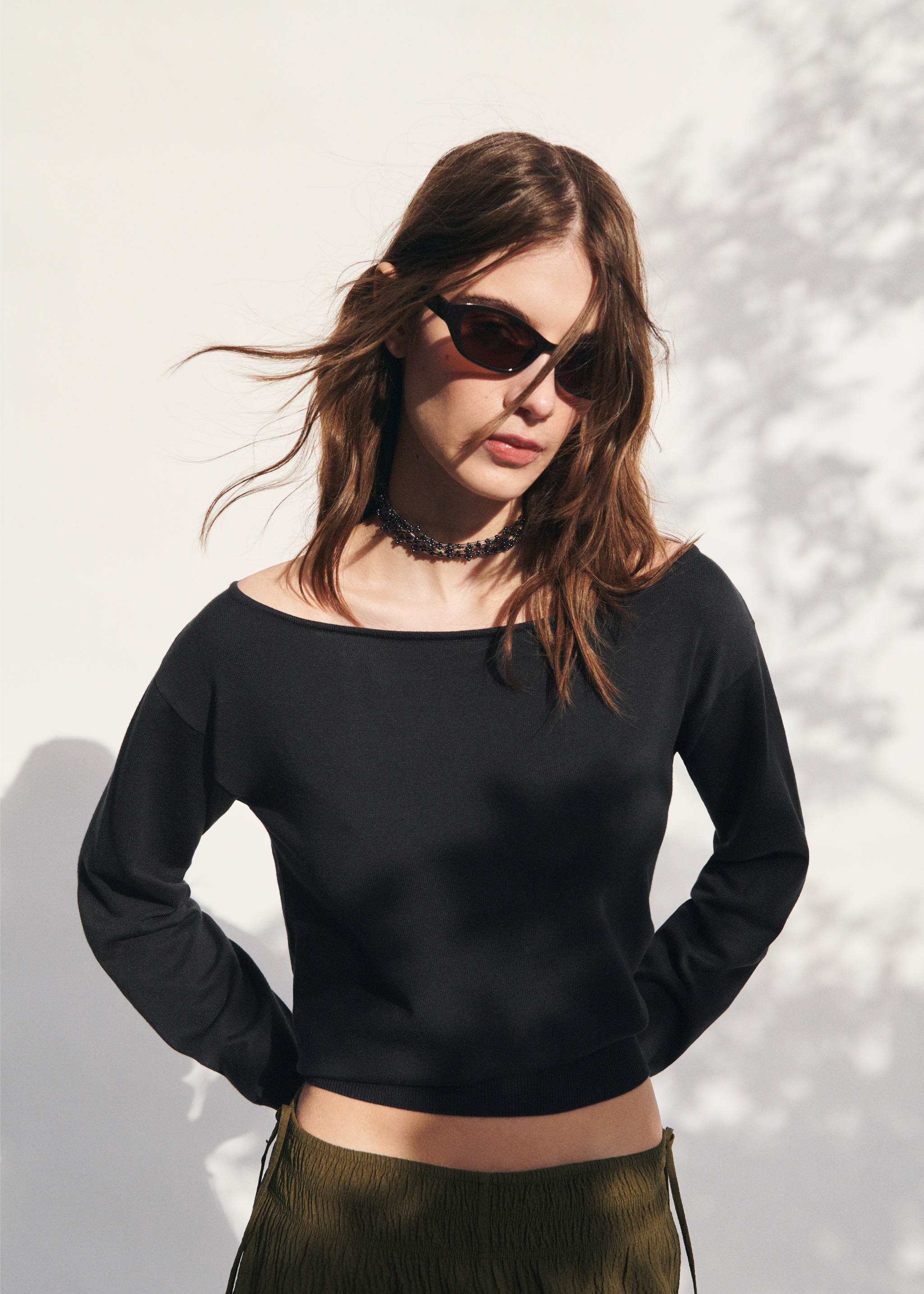 Off-the-shoulder knitted sweater - Details of the article 5, Charcoal. Ref: 27024051-00.