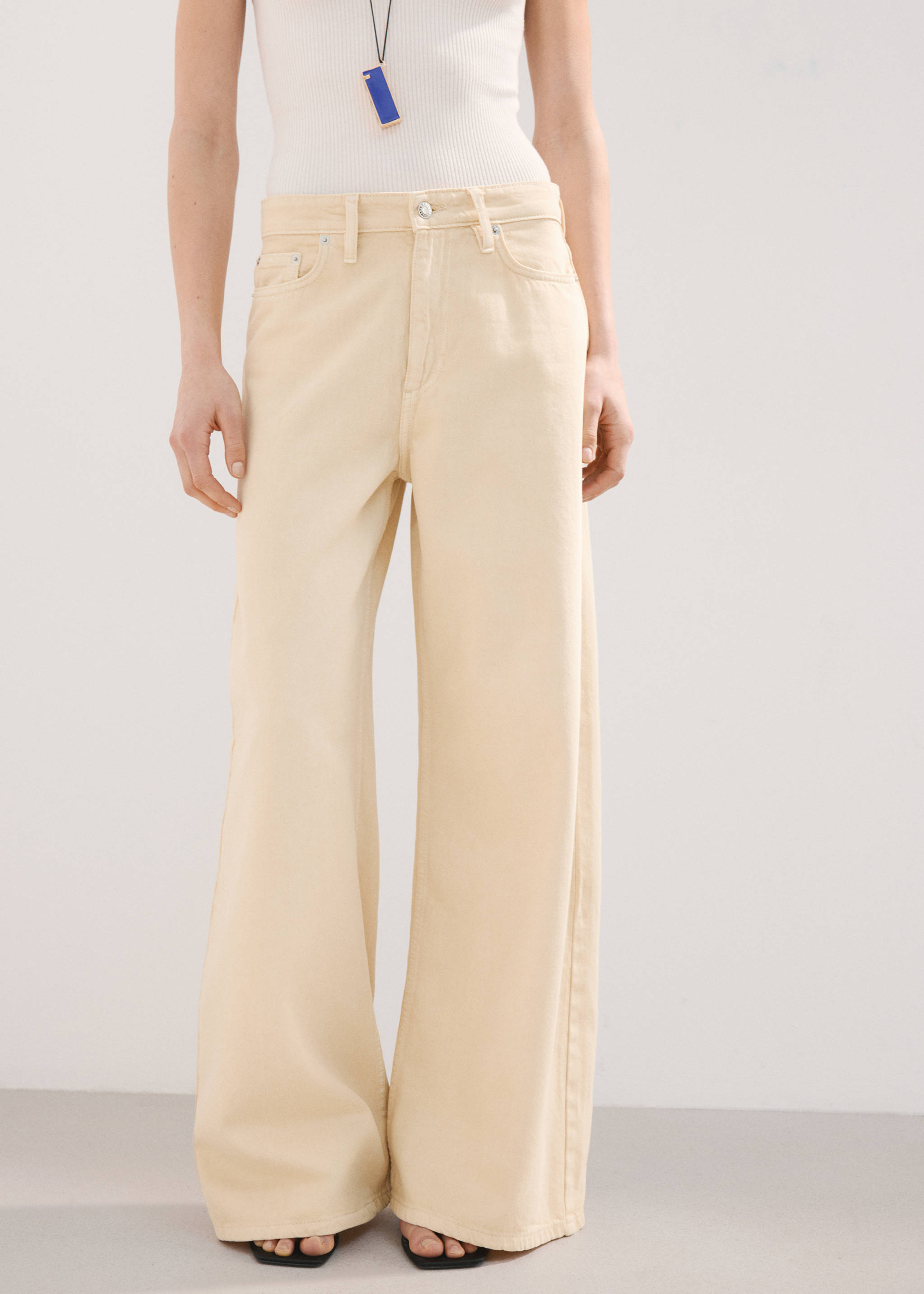 Джинсы с широкими штанинами и средней посадкой - Средний план