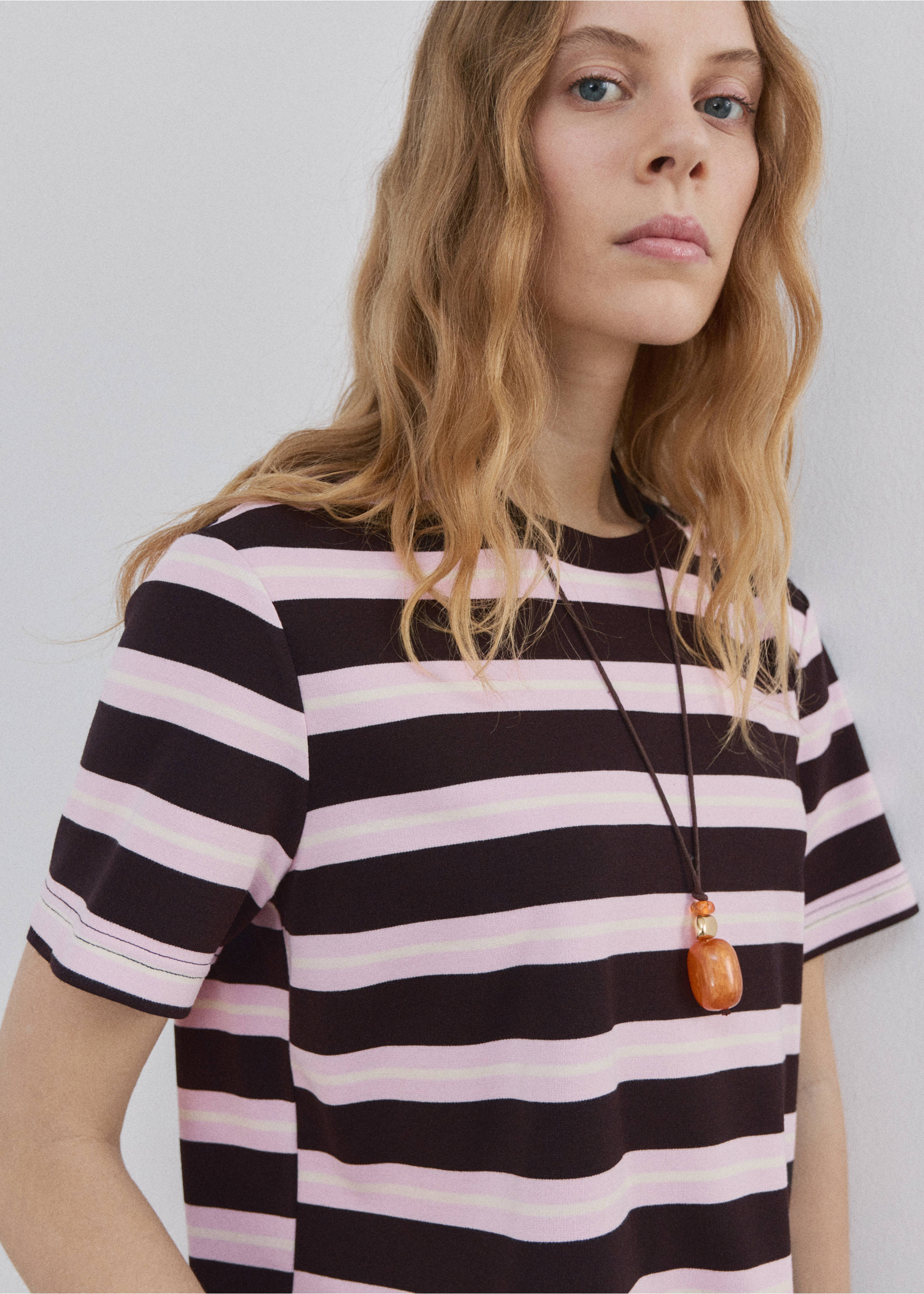 Samarreta màniga curta ratlles - Detall de l'article 1, Marró. Ref: 27024088-00.