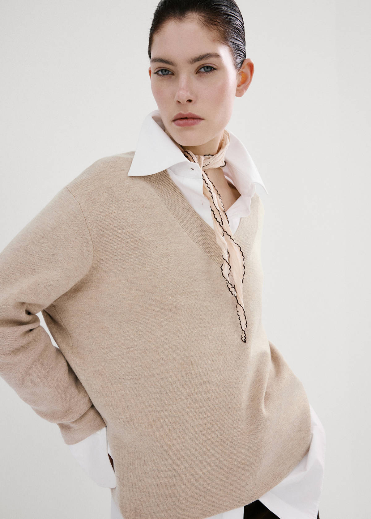 V-neck knit sweater — Light/Pastel Grey