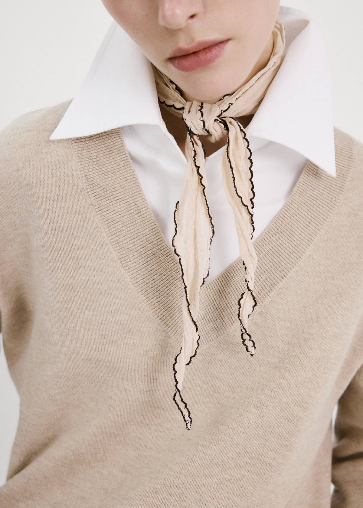 V-neck knit sweater — Light/Pastel Grey