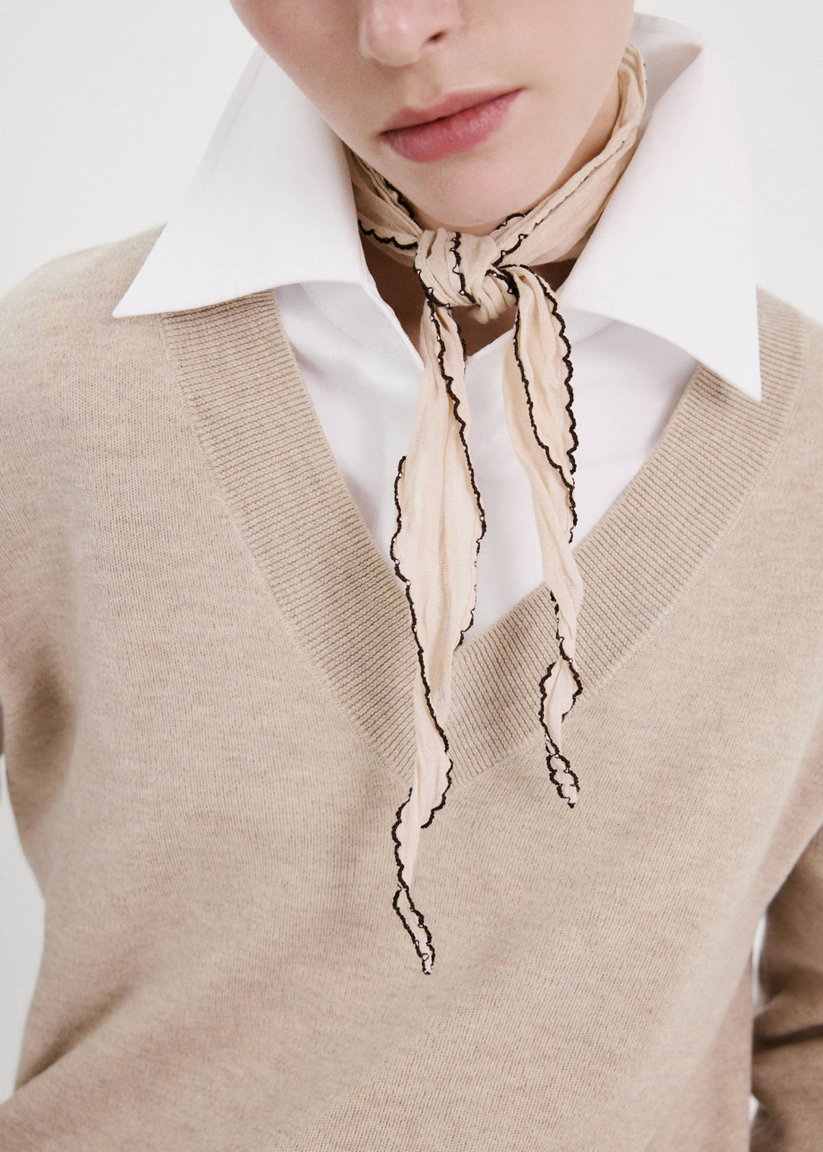 V-neck knit sweater — Light/Pastel Grey