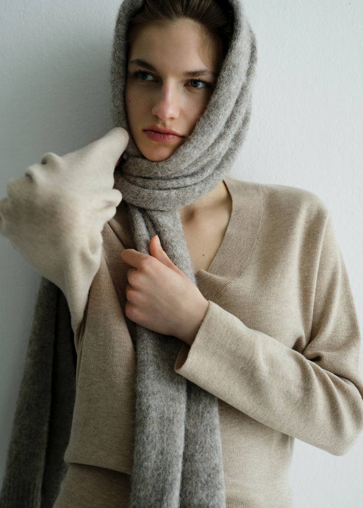 V-neck knit sweater — Light/Pastel Grey