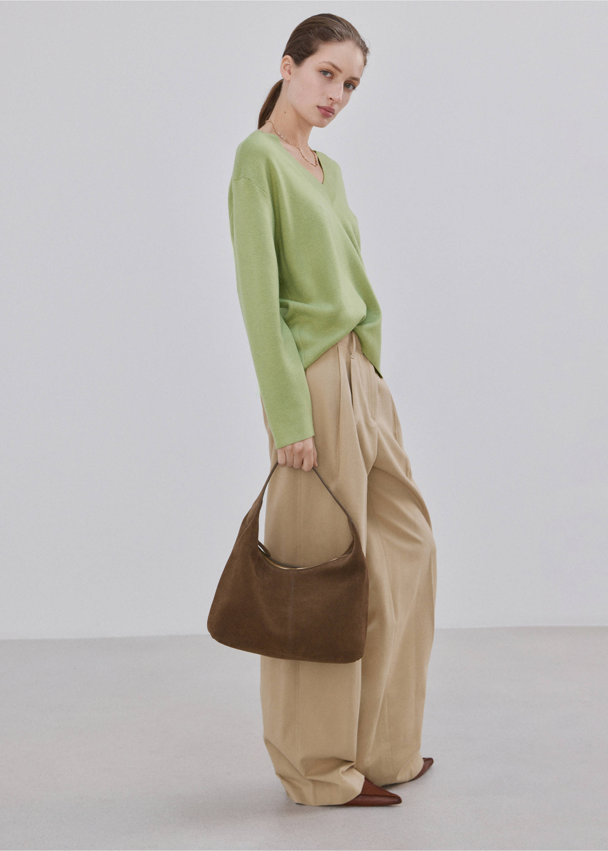 V-neck knit sweater - General plane, Green. Ref: 27024090-00.