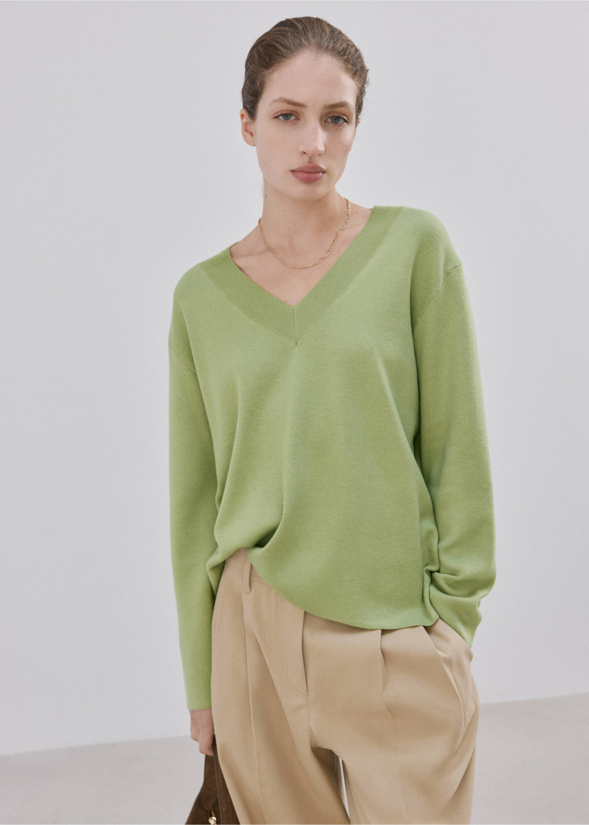 V-neck knit sweater - Medium plane, Green. Ref: 27024090-00.