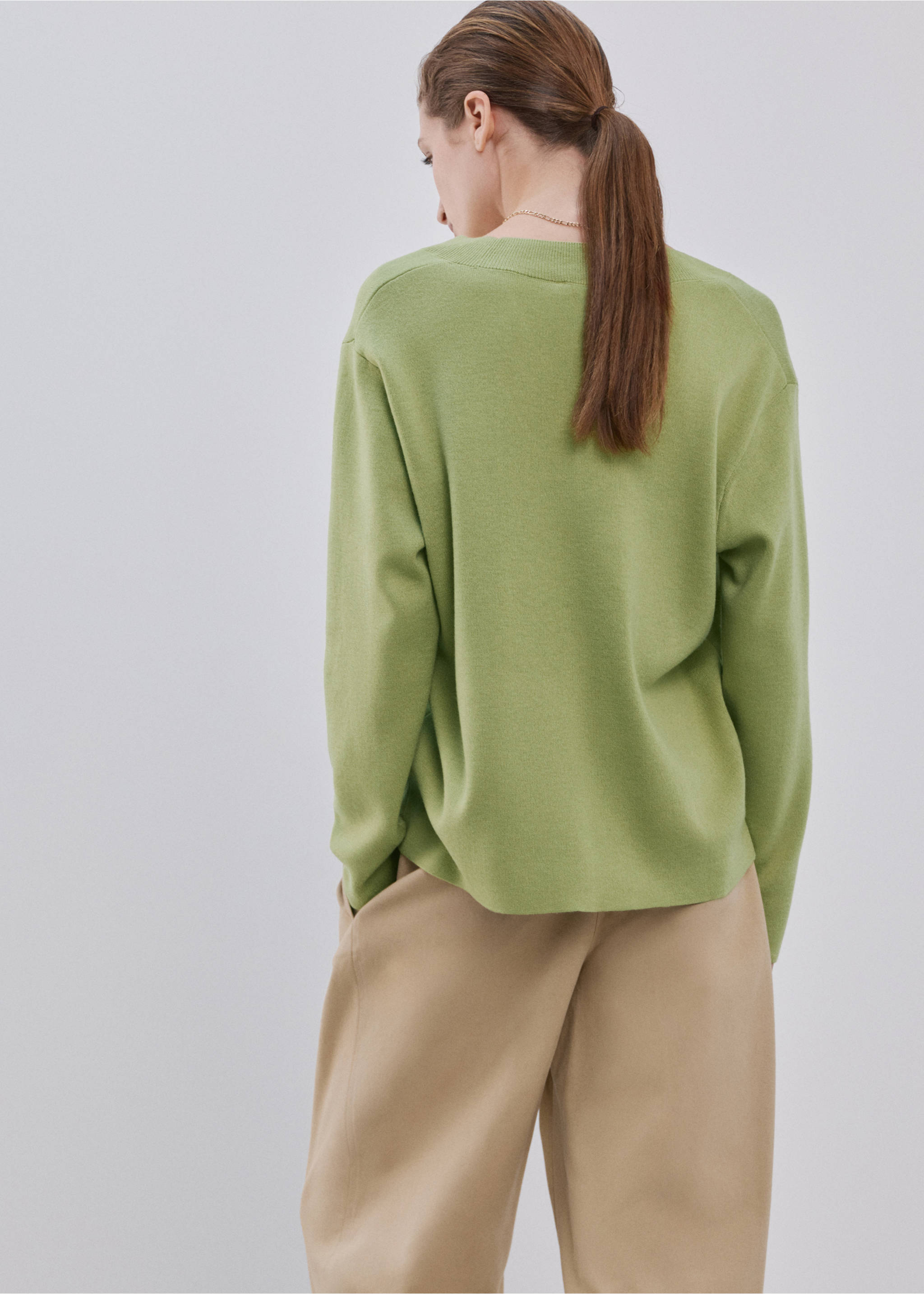 V-neck knit sweater - Reverse of the article, Green. Ref: 27024090-00.