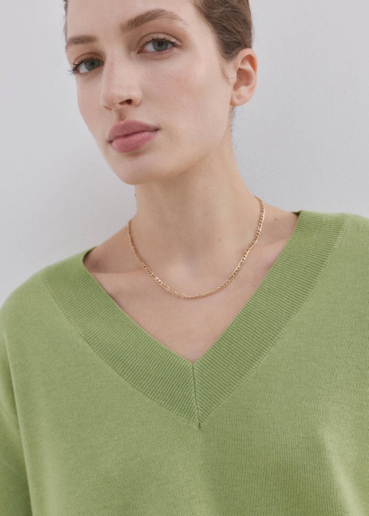 V-neck knit sweater — Green