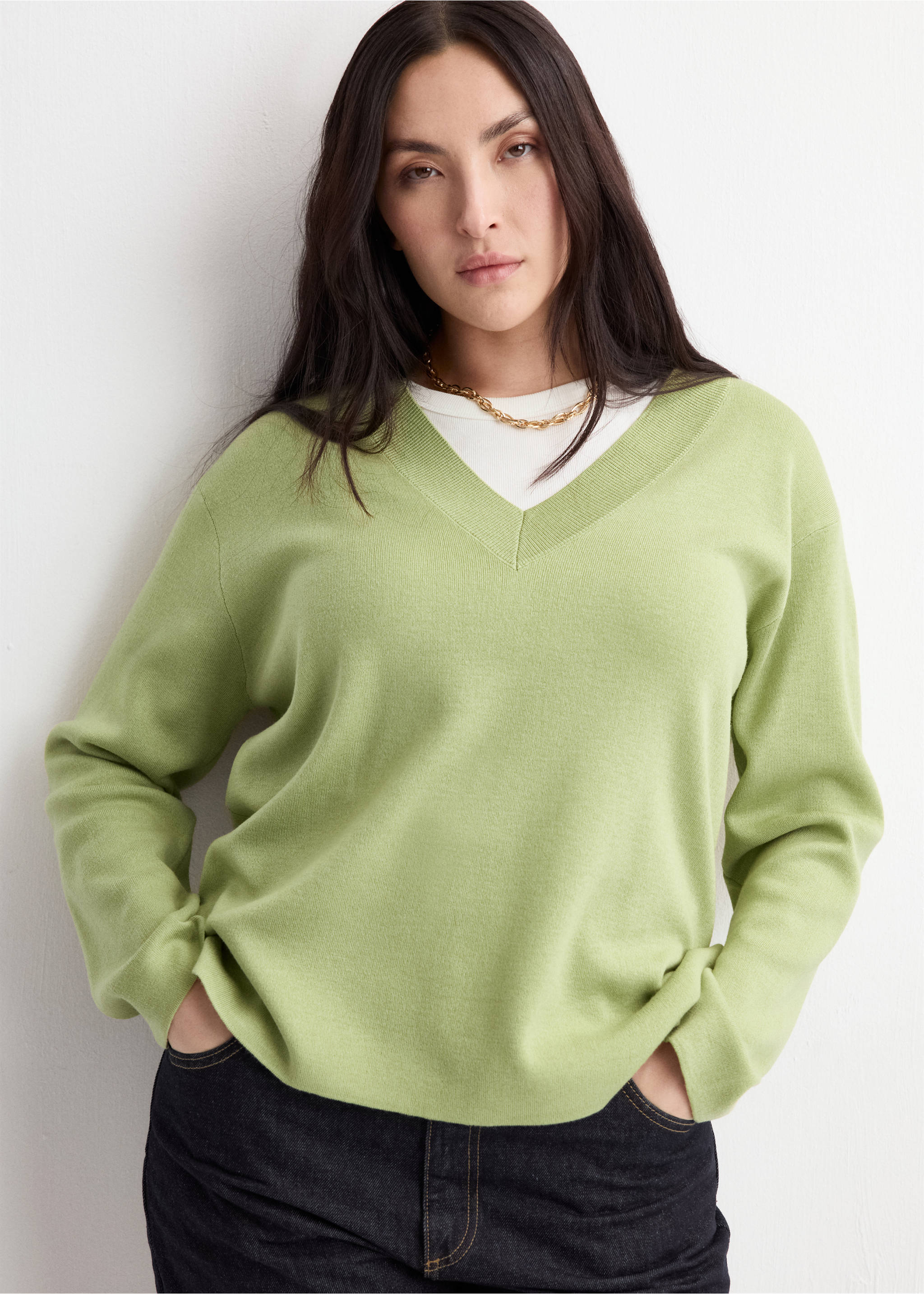 V-neck knit sweater - Details of the article 5, Green. Ref: 27024090-00.