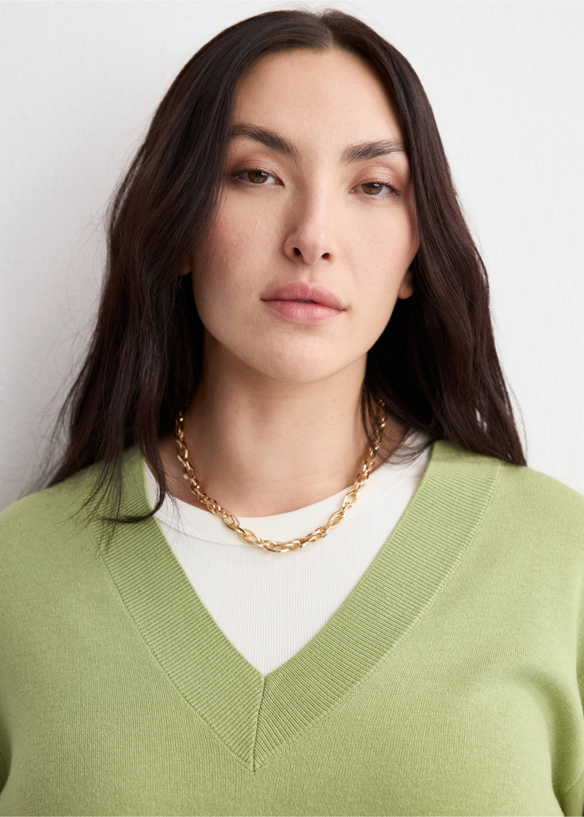 V-neck knit sweater - Details of the article 4, Green. Ref: 27024090-00.