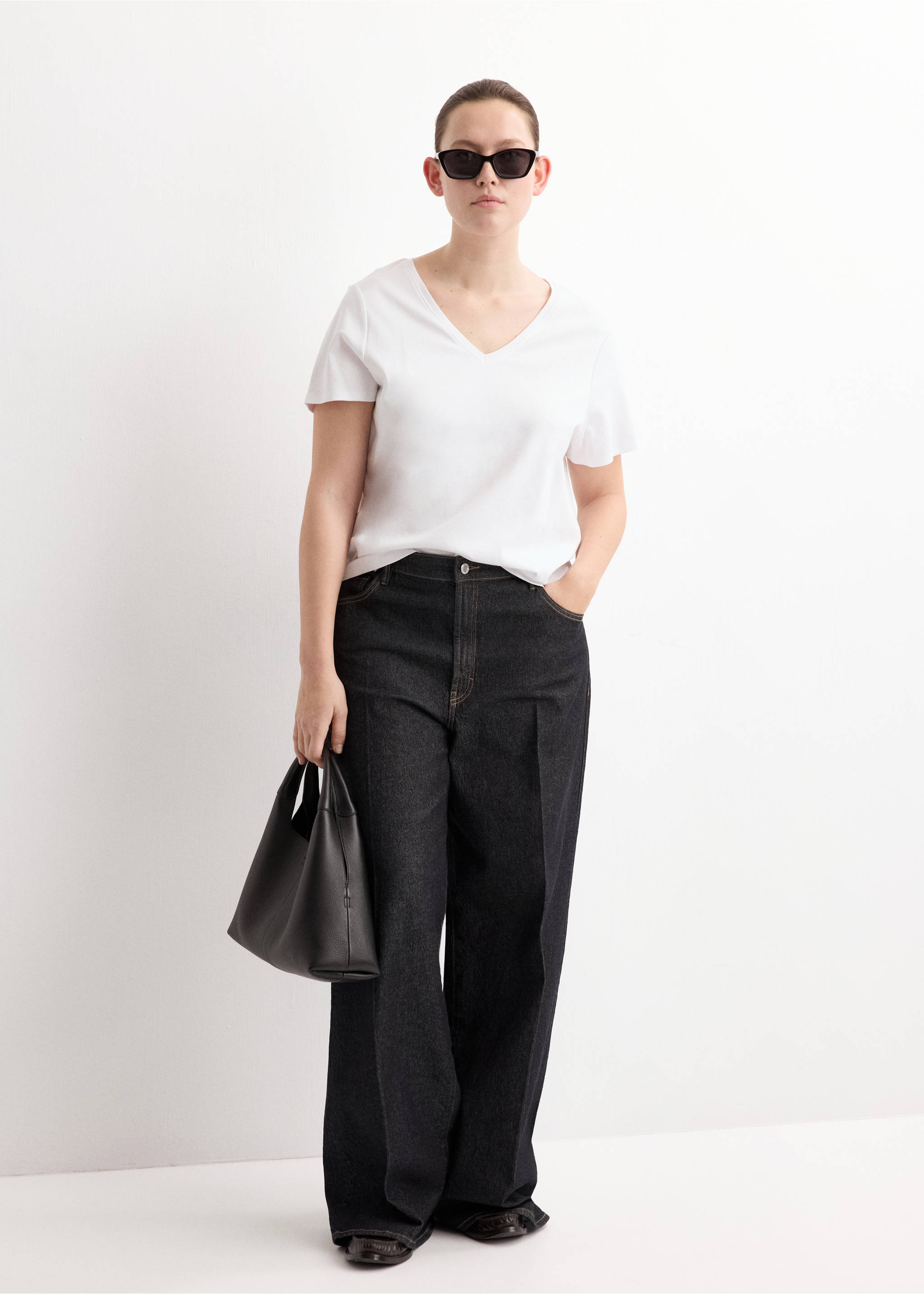 T-shirt coton col en V - Détail de l'article 3, Blanc. Ref: 27024092-00.