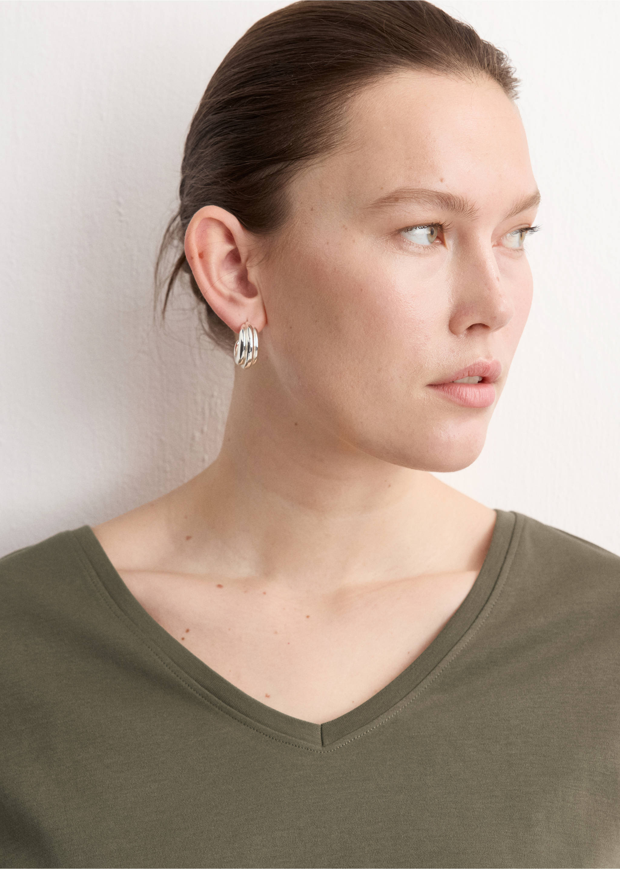 T-shirt algodão gola V - Pormenor do artigo 4, Caqui. Ref: 27024092-00.