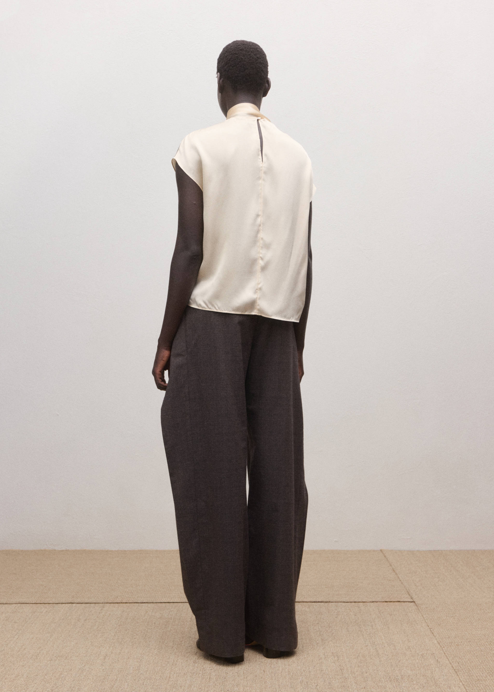 100% silk blouse with foulard collar - Reverse of the article