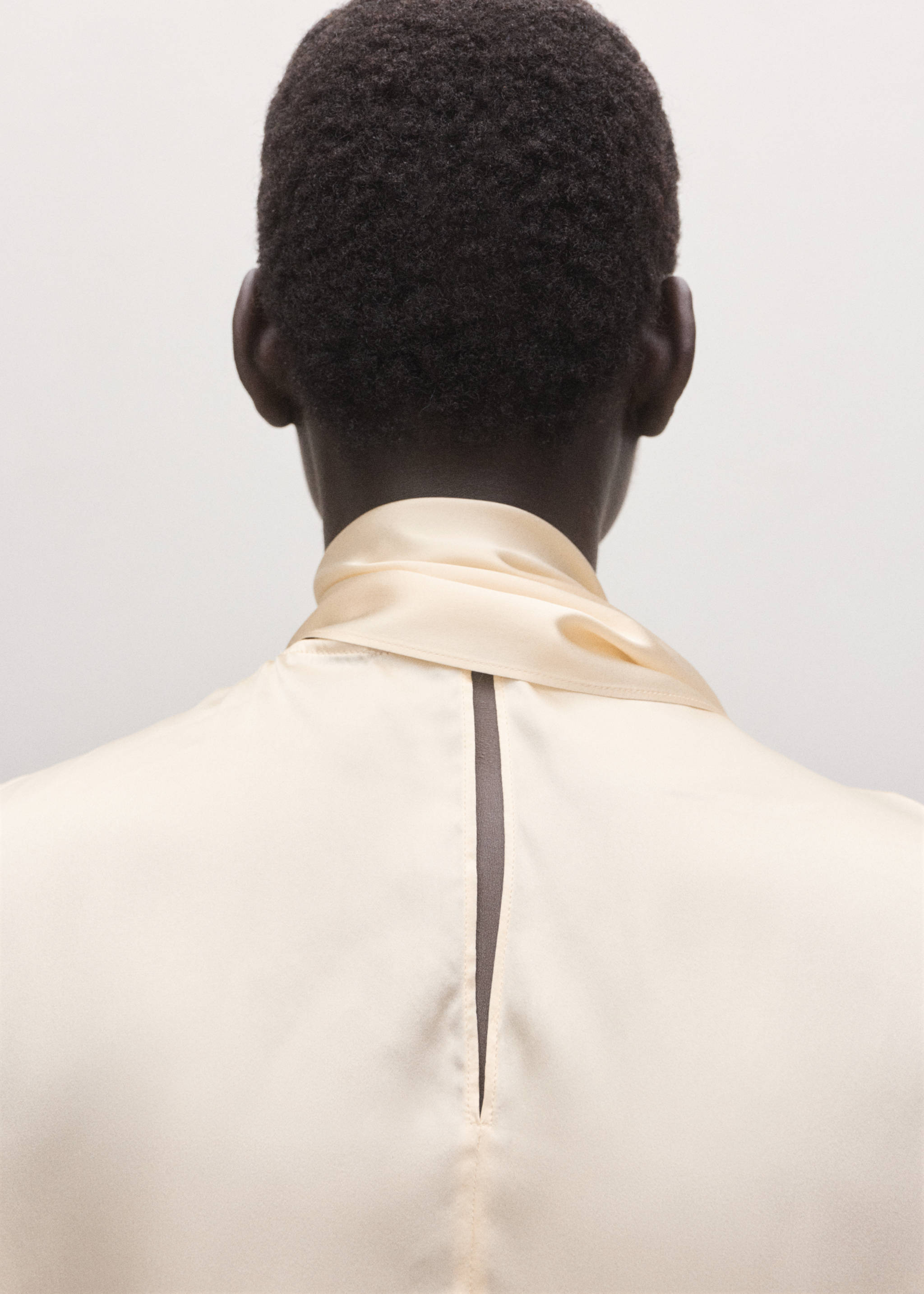 Blusa 100% seda cuello fular - Detalle del artículo 6, Crudo. Ref: 27024097-00.