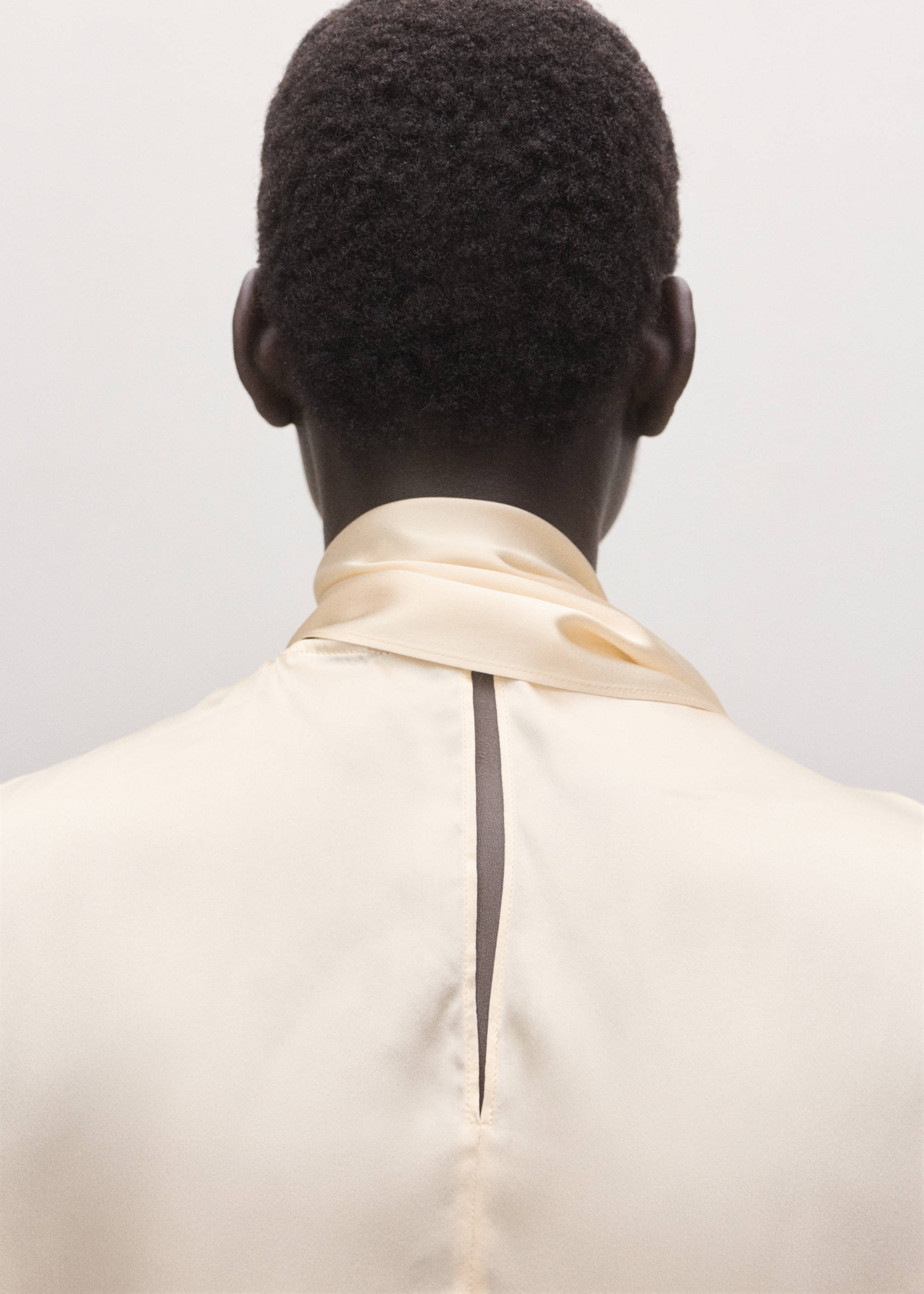 100% silk blouse with foulard collar - Details of the article 6