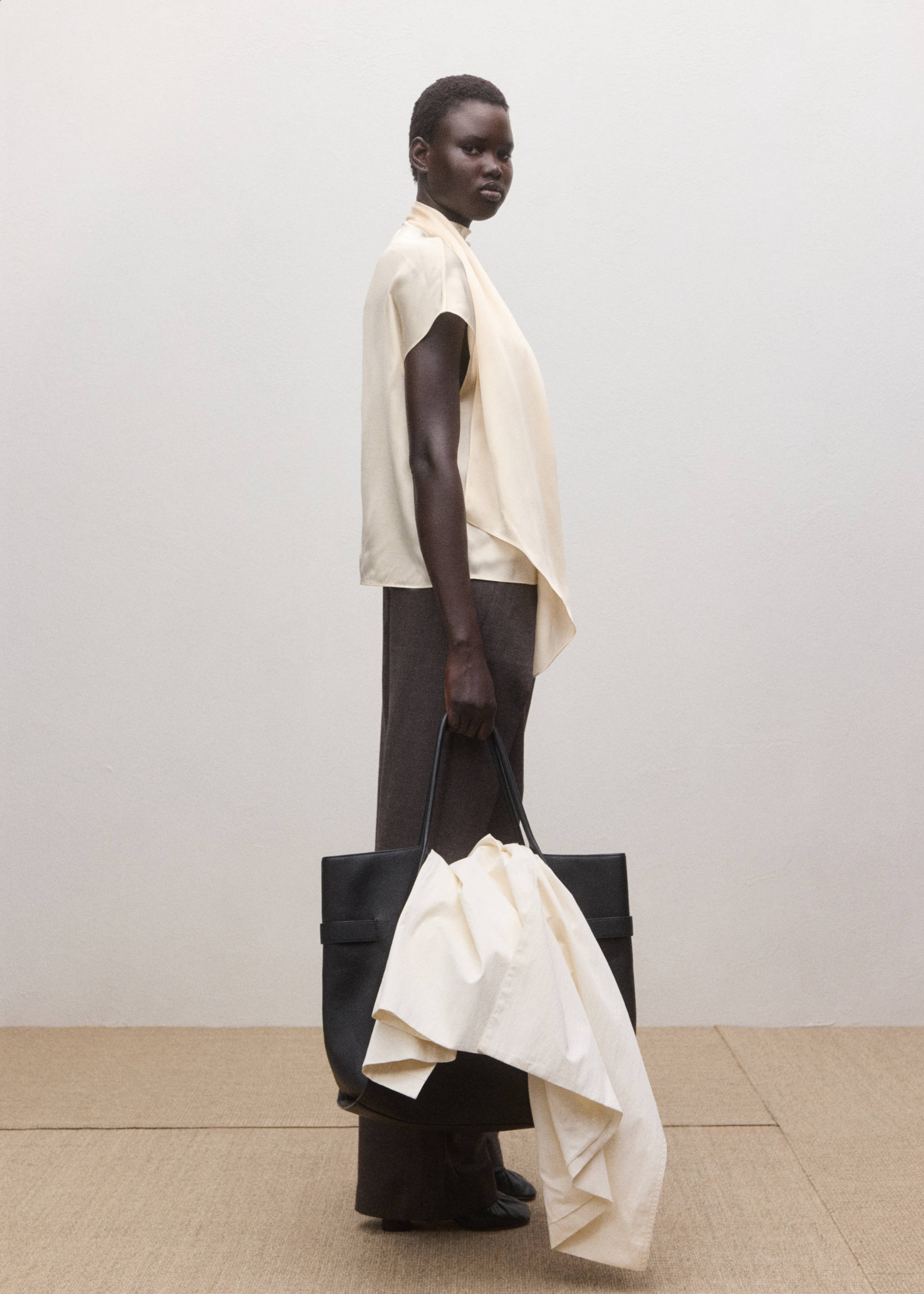 100% silk blouse with foulard collar - Details of the article 2