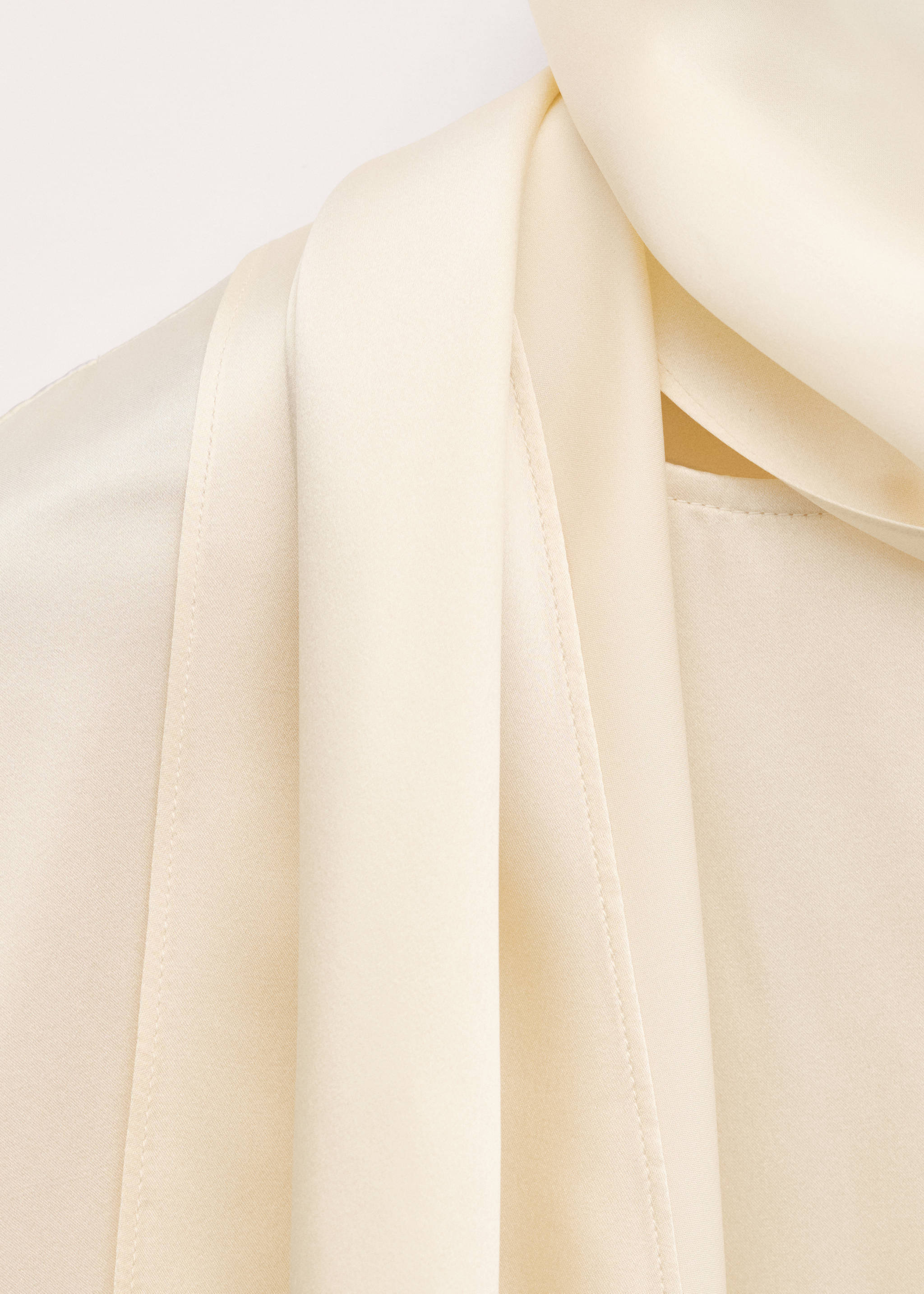 100% silk blouse with foulard collar - Details of the article 0