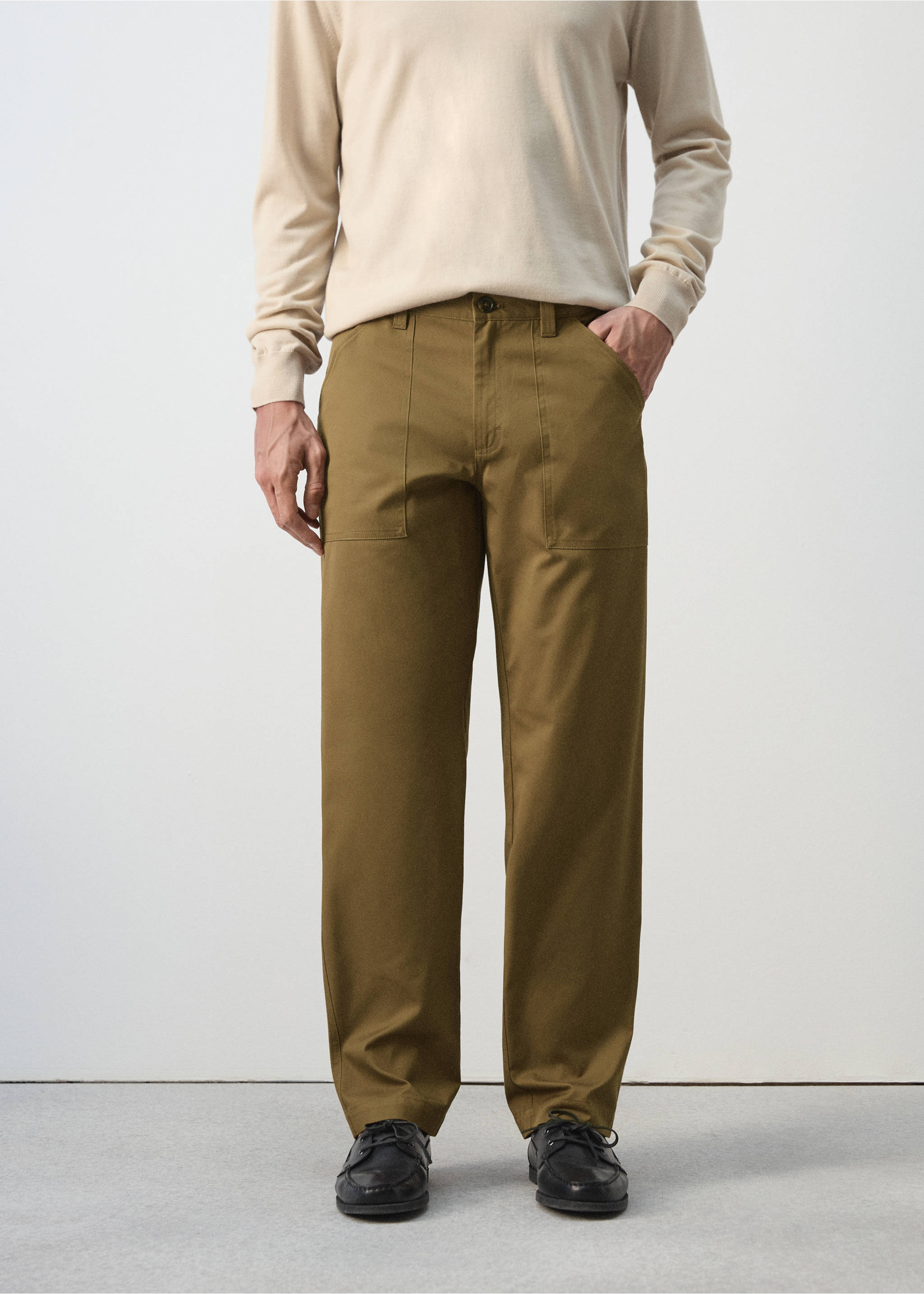 Calças relaxed fit com bolsos de aplicação - Plano médio, Ocre. Ref: 27024411-00.