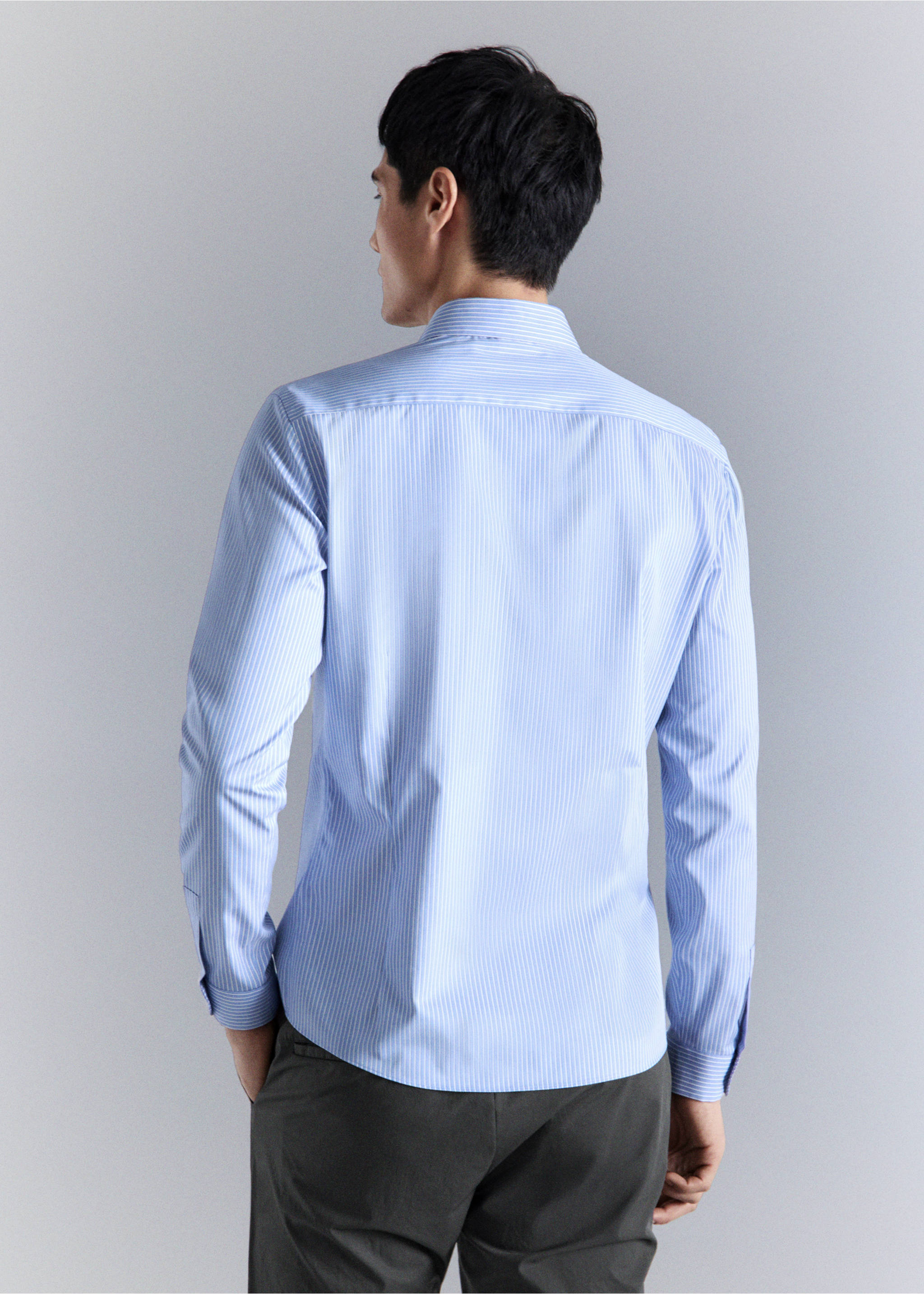 Camisa algodón comfort stretch non-iron rayas - Reverso del artículo, Azul celeste. Ref: 27024423-00.