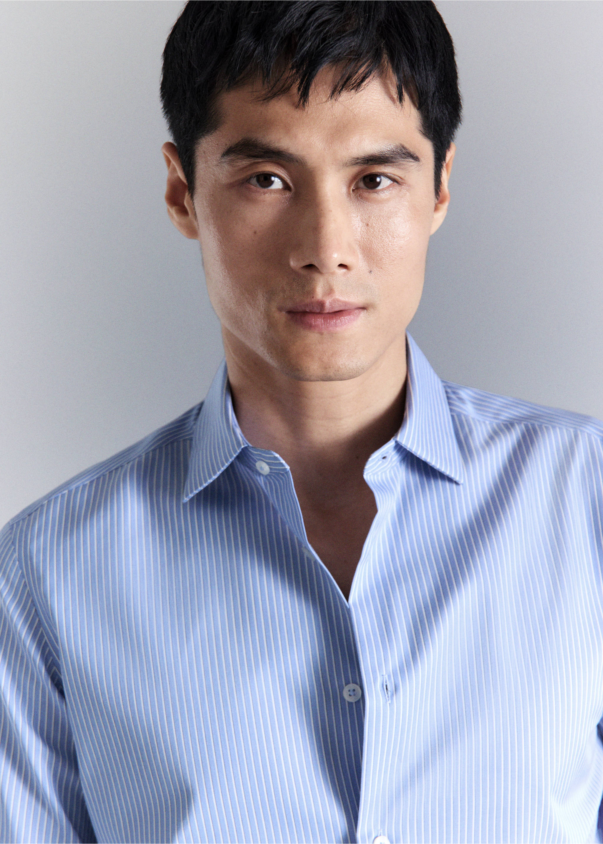 Camisa algodón comfort stretch non-iron rayas - Detalle del artículo 1, Azul celeste. Ref: 27024423-00.