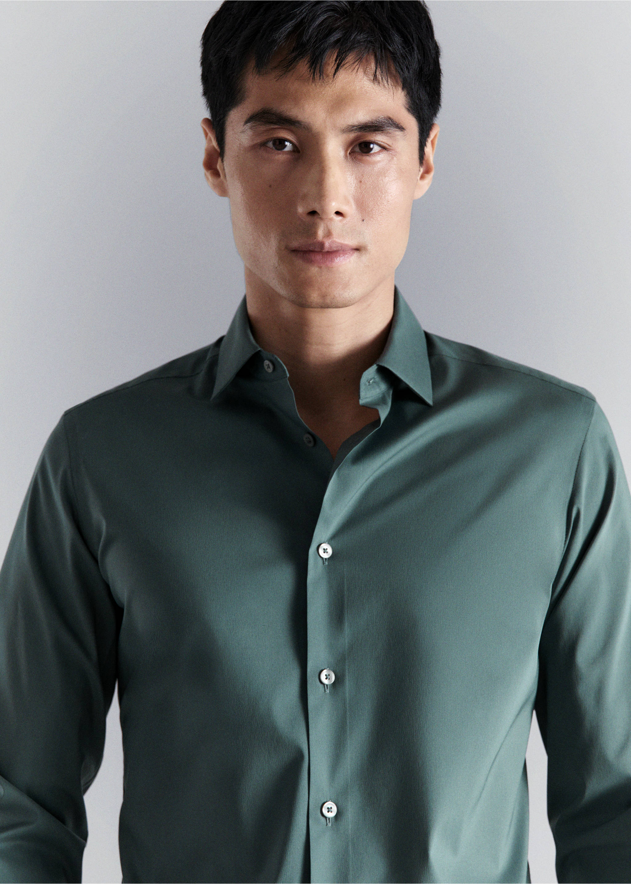 Camisa algodón comfort stretch non-iron - Detalle del artículo 1, Verde medio. Ref: 27024424-00.