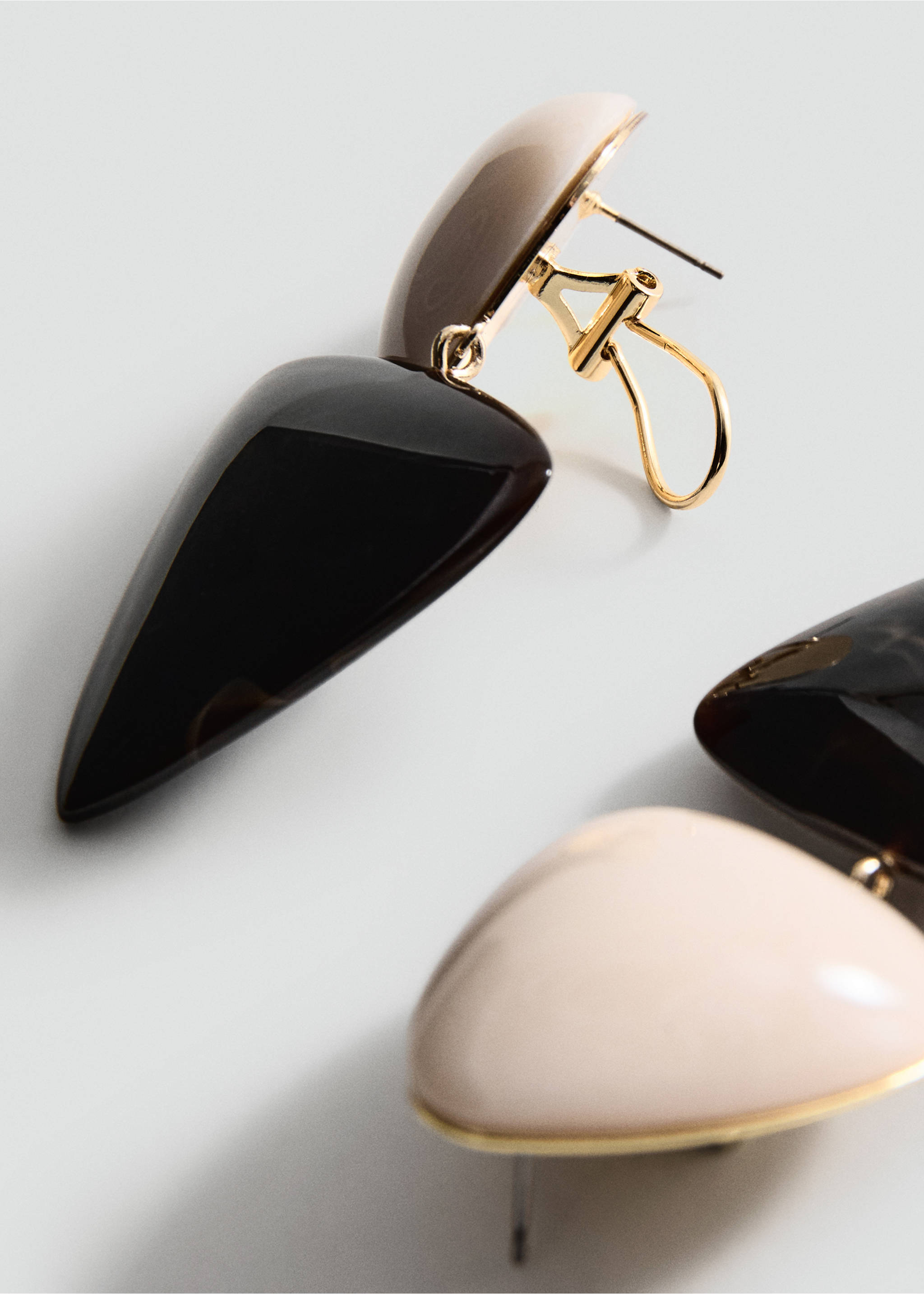 Resin pendant earrings - Medium plane, Gold. Ref: 27024435-00.