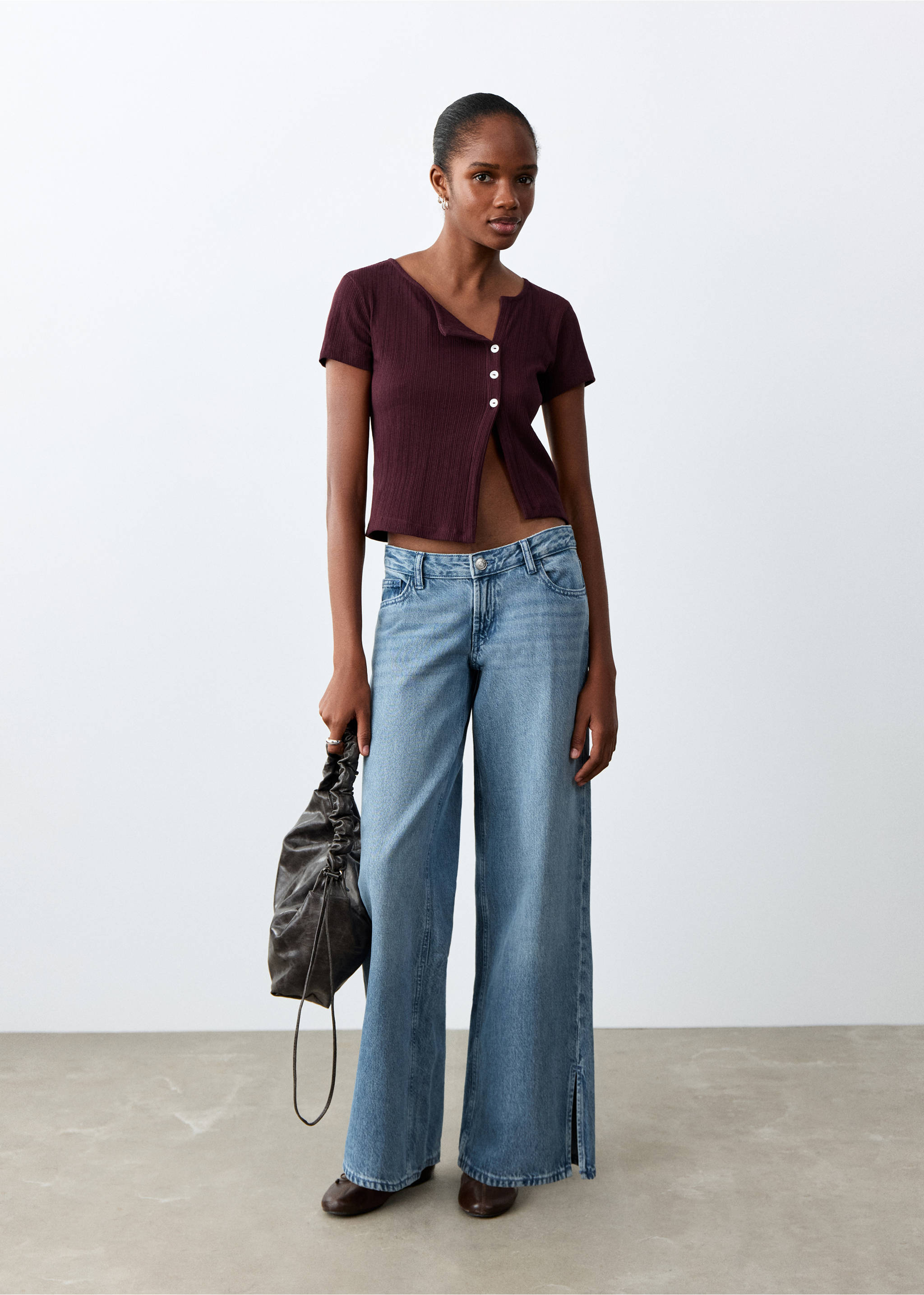 Maglietta coste dettaglio bottoni - Piano generale, Granato. Ref: 27024445-00.