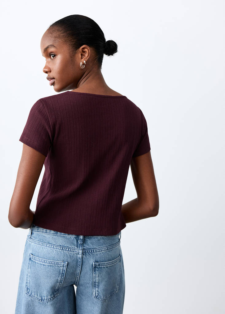 Ribbed T-shirt with button details — Maroon