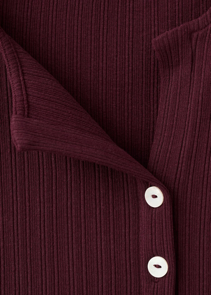 Ribbed T-shirt with button details — Maroon