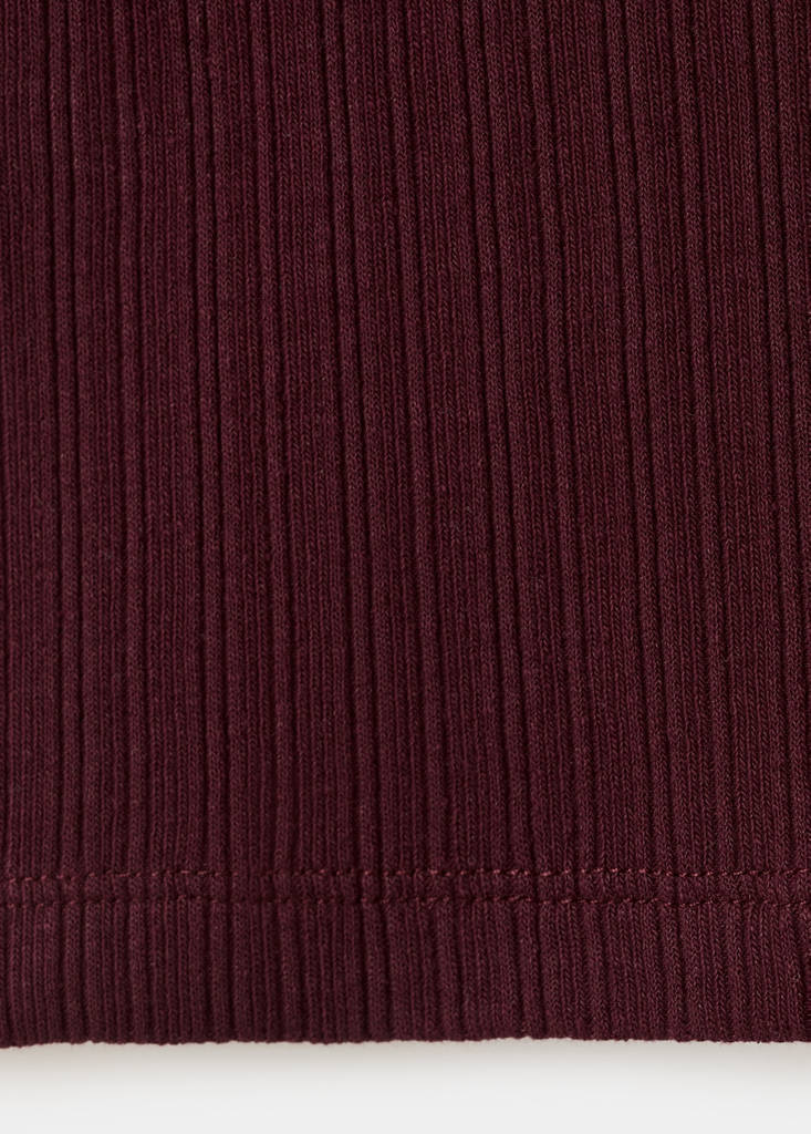 Ribbed T-shirt with button details — Maroon