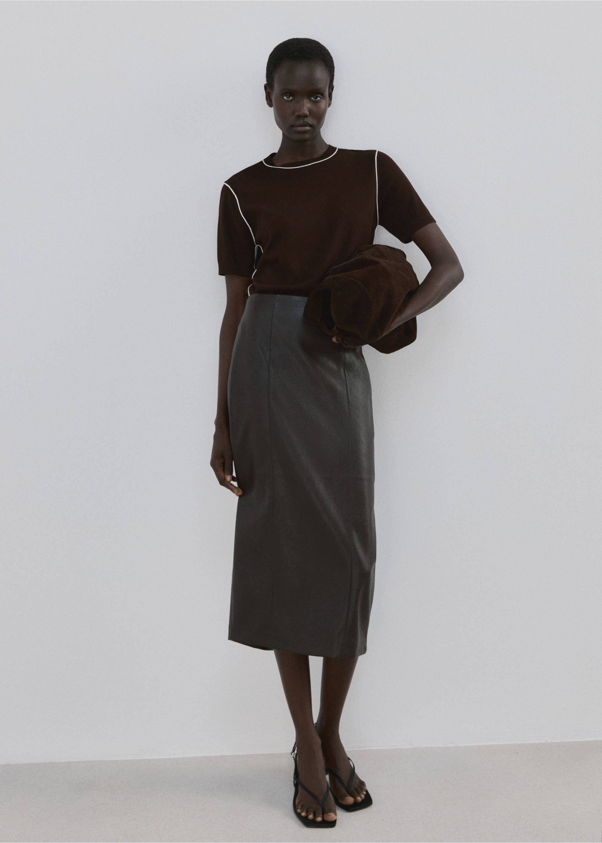 Fine knit sweater with contrasting stripes - General plane, Chocolate. Ref: 27024774-00.